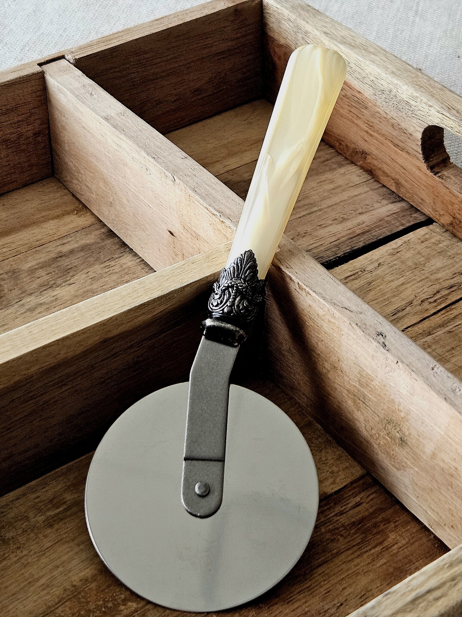 Pizza Cutter, with Ivory handle (mother-of-pearl)