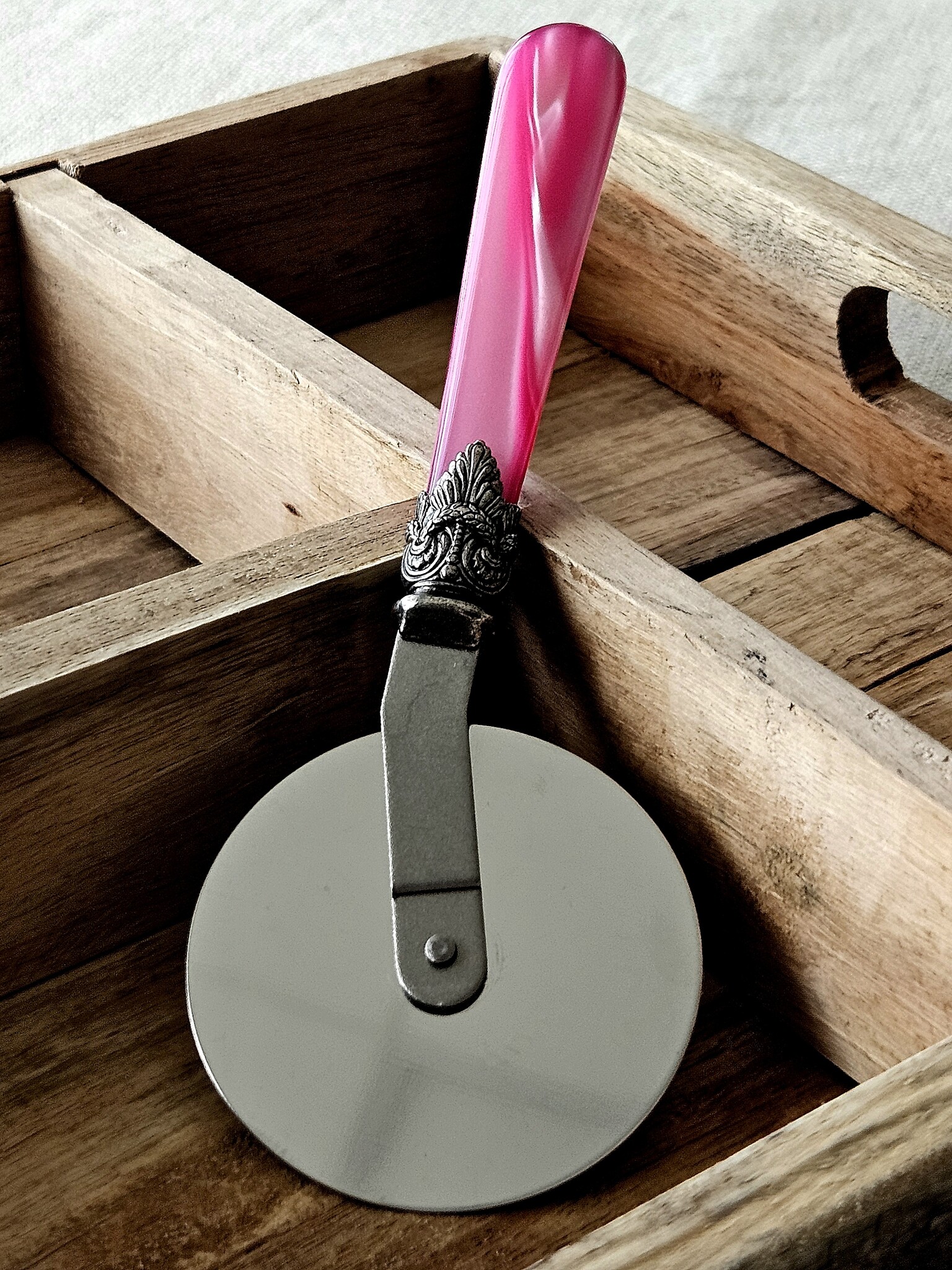 Coupe-Pizza, avec manche Fuchsia (éclat nacré)