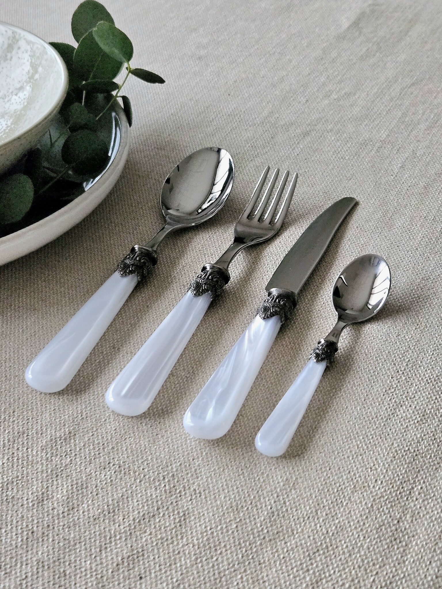 4-teiliges Tafelbesteckset, 1 Person, Weiß (perlmutt), ideal als Tafelbesteck zum Abendessen