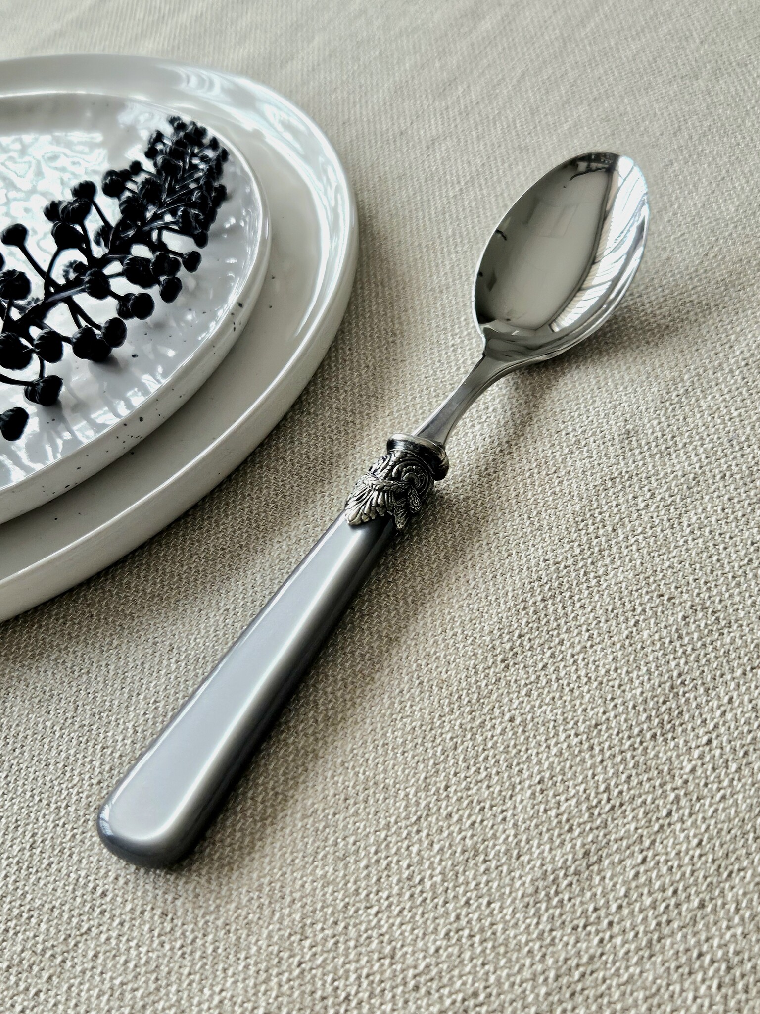 Cuchara, Gris (nácar), Cena