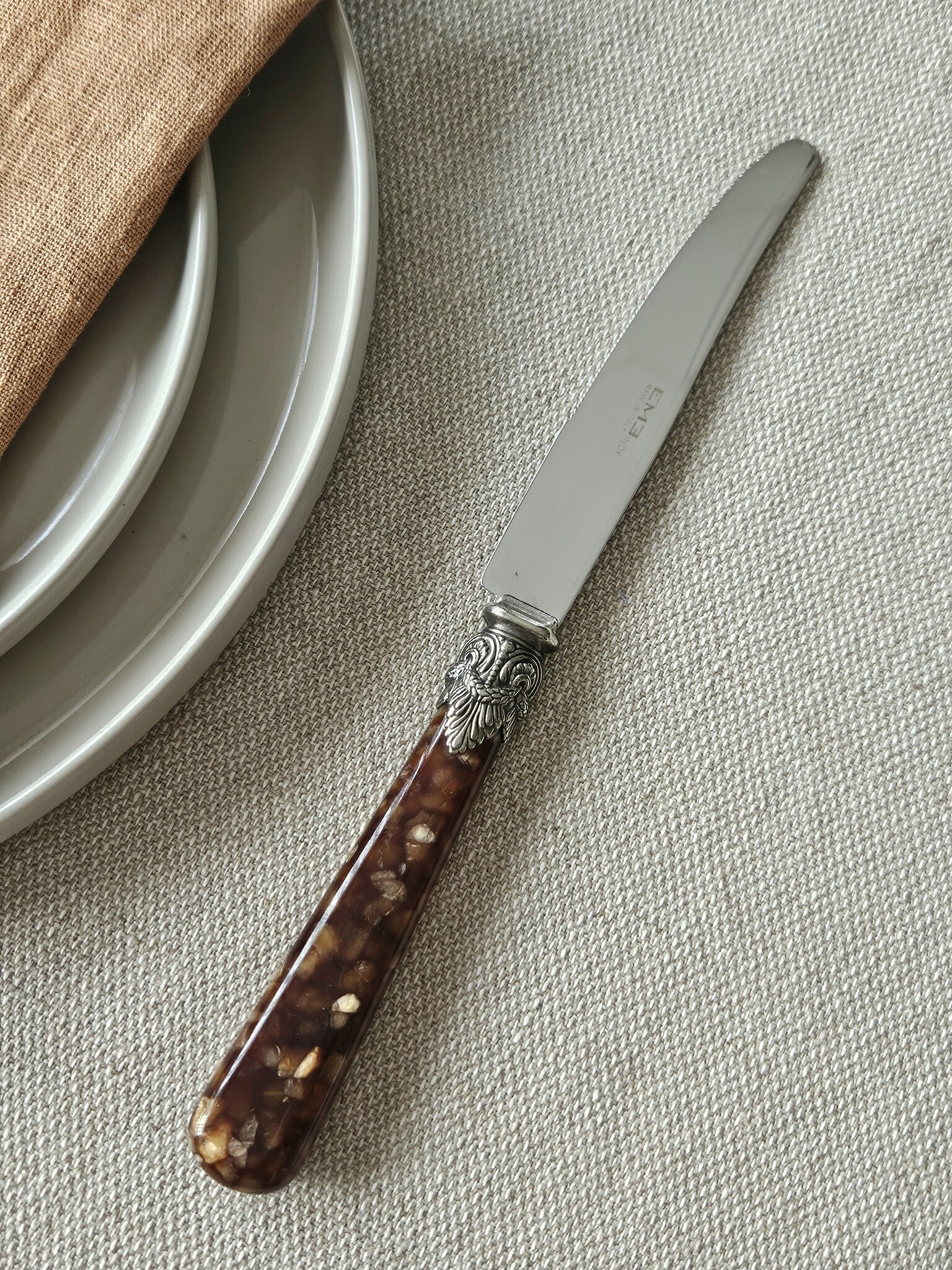 Cuchillo, Márron (motivo tortuga), Cena