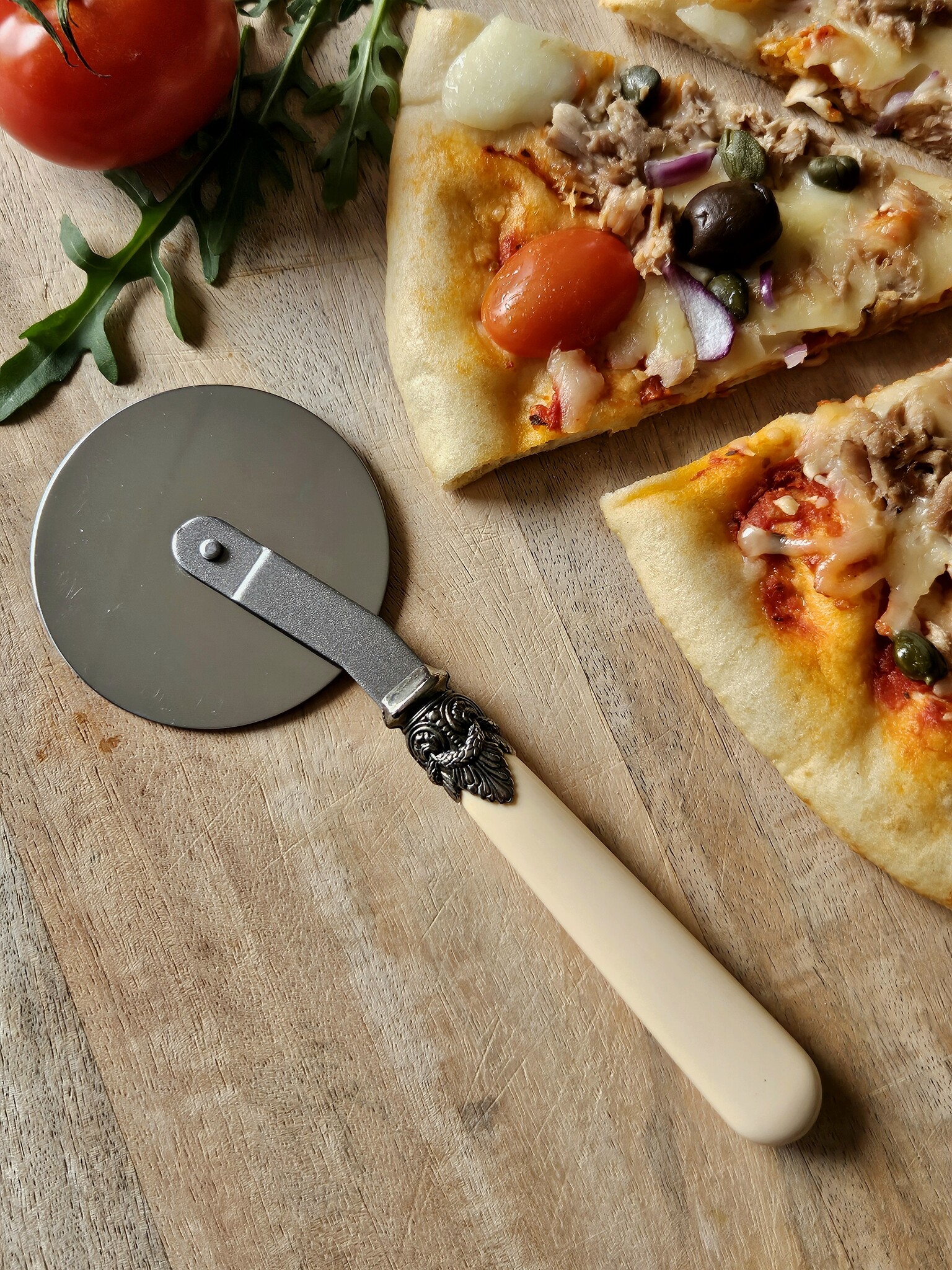 Cortador de Pizza, con mango Marfil (mate)