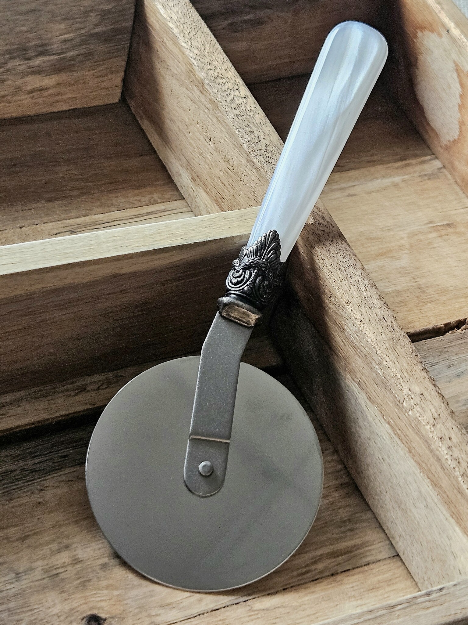 Pizza Cutter, with White handle (mother-of-pearl sheen)