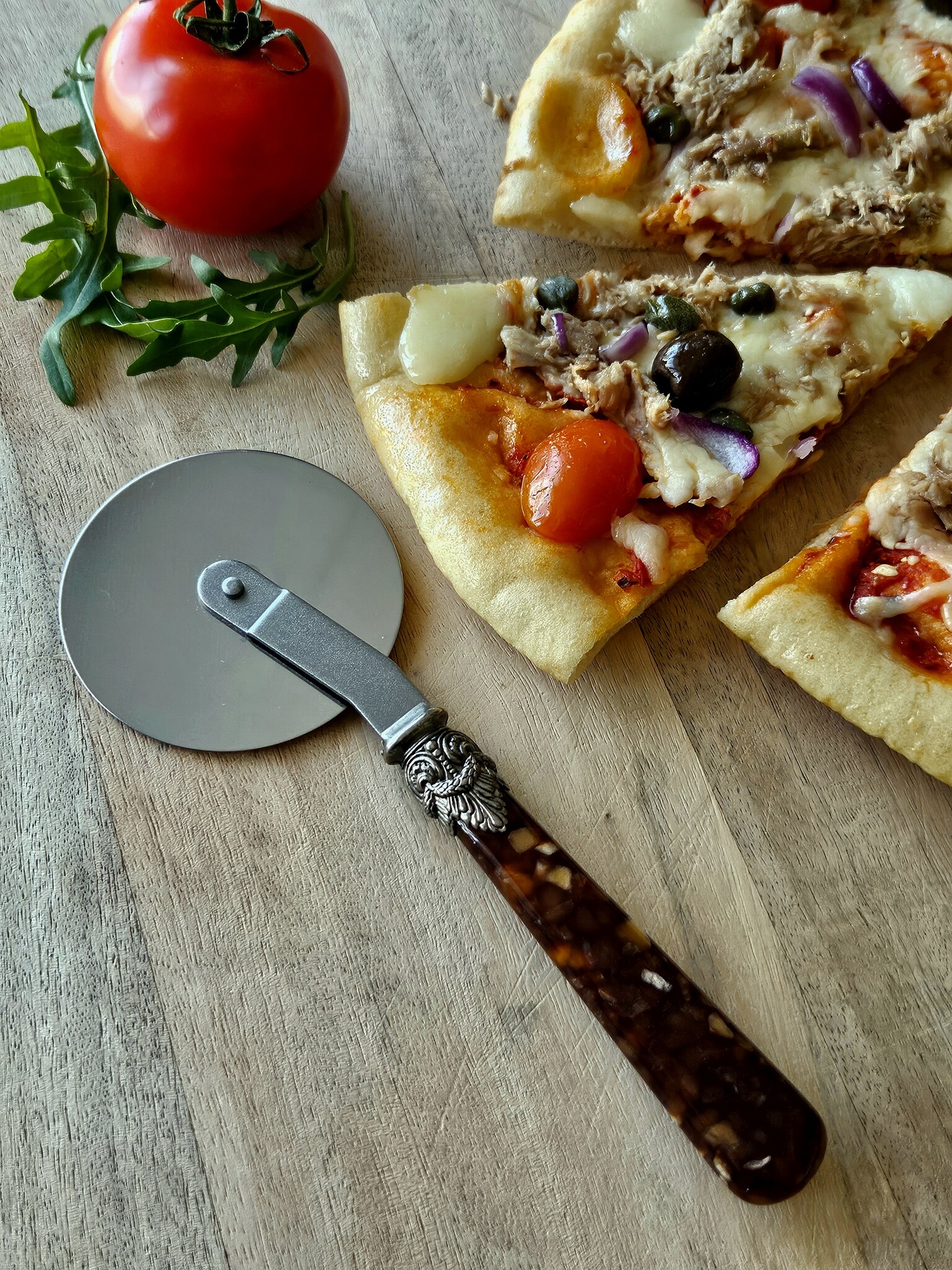 Cortador de Pizza, con mango Márron (motivo tortuga)