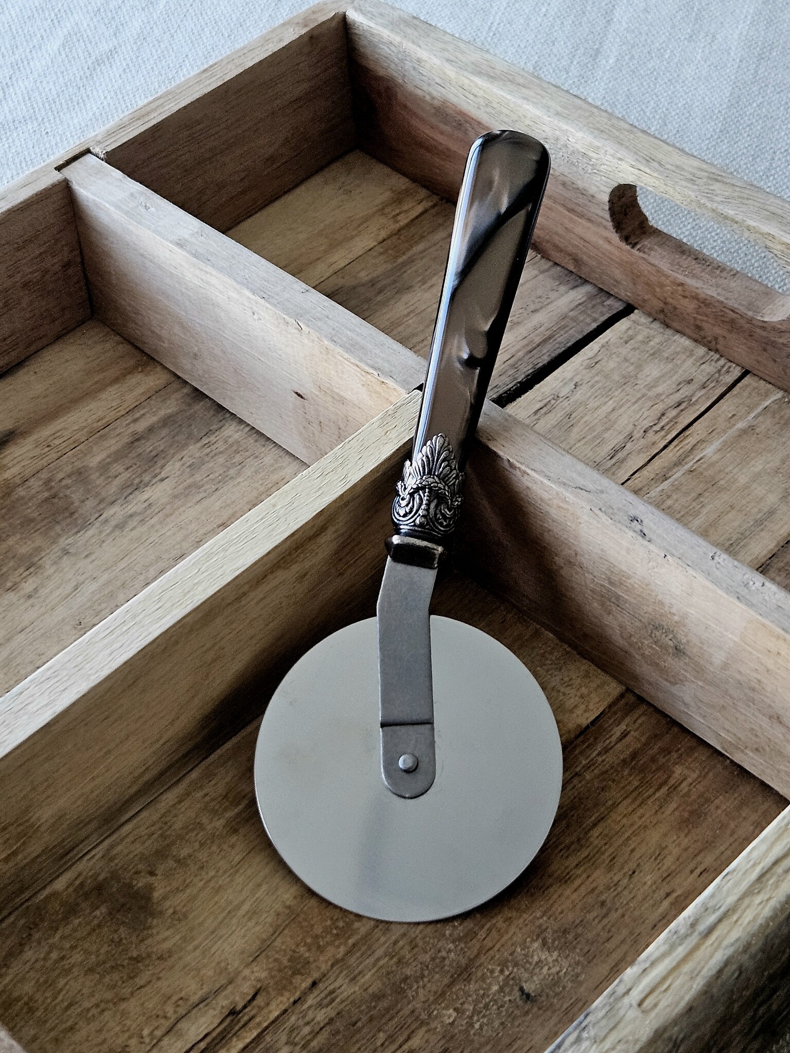 Pizzasnijder, Bruin met Parelmoer