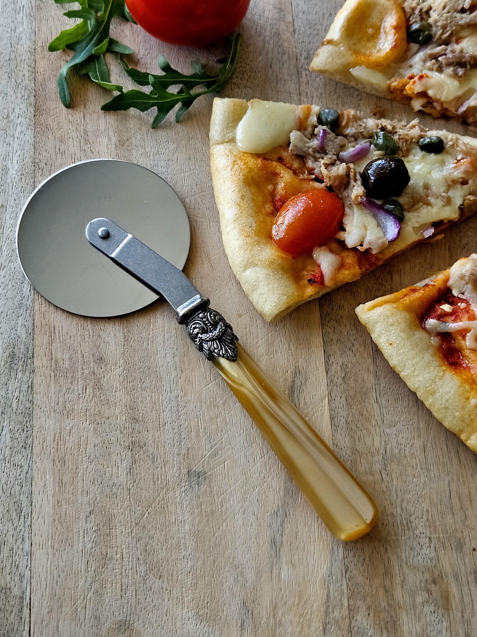 Cortador de Pizza, con mango Miel Dorado (brillo nácar)