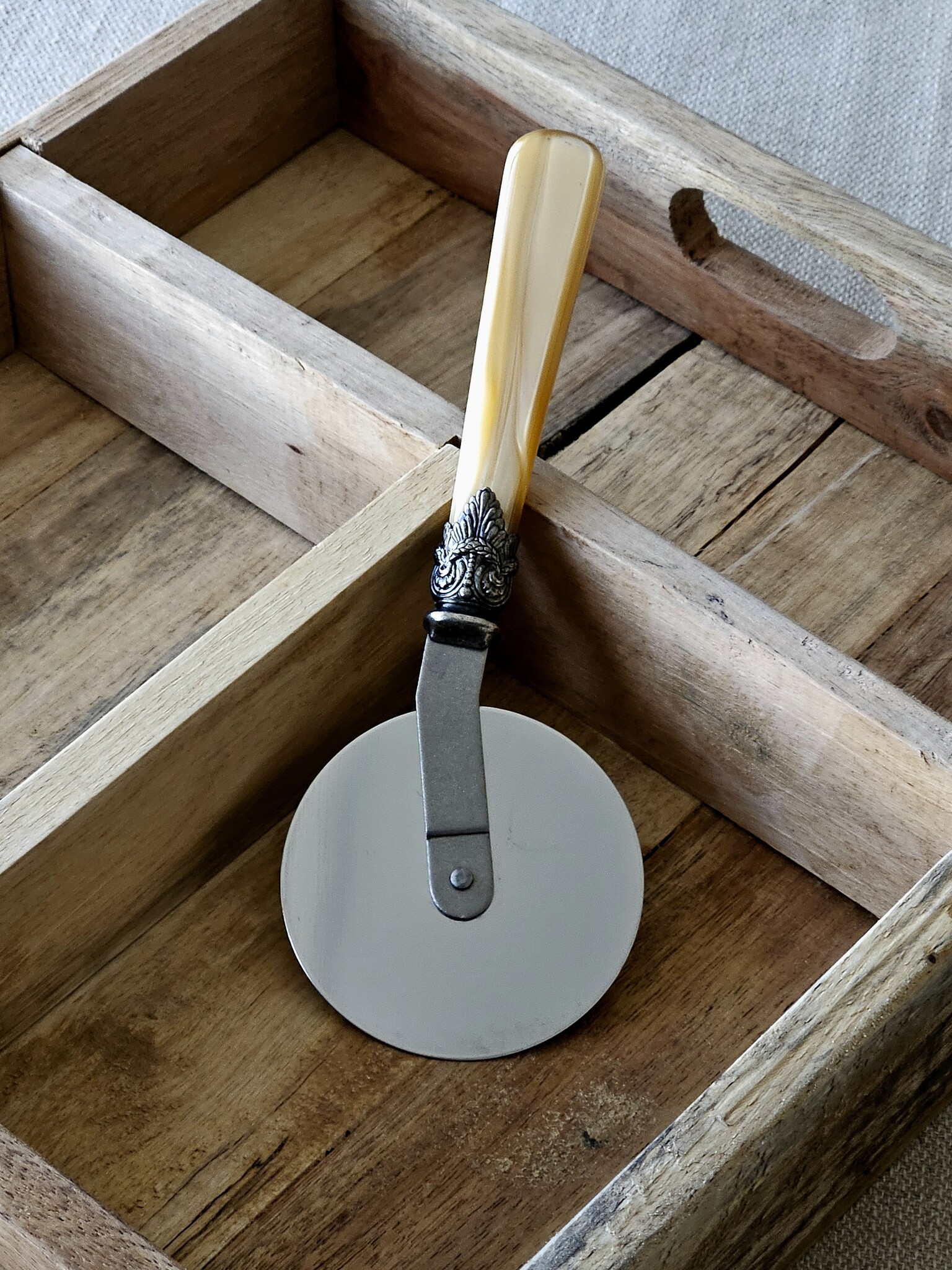 Pizza Cutter, with Honey Golden handle (mother-of-pearl sheen)
