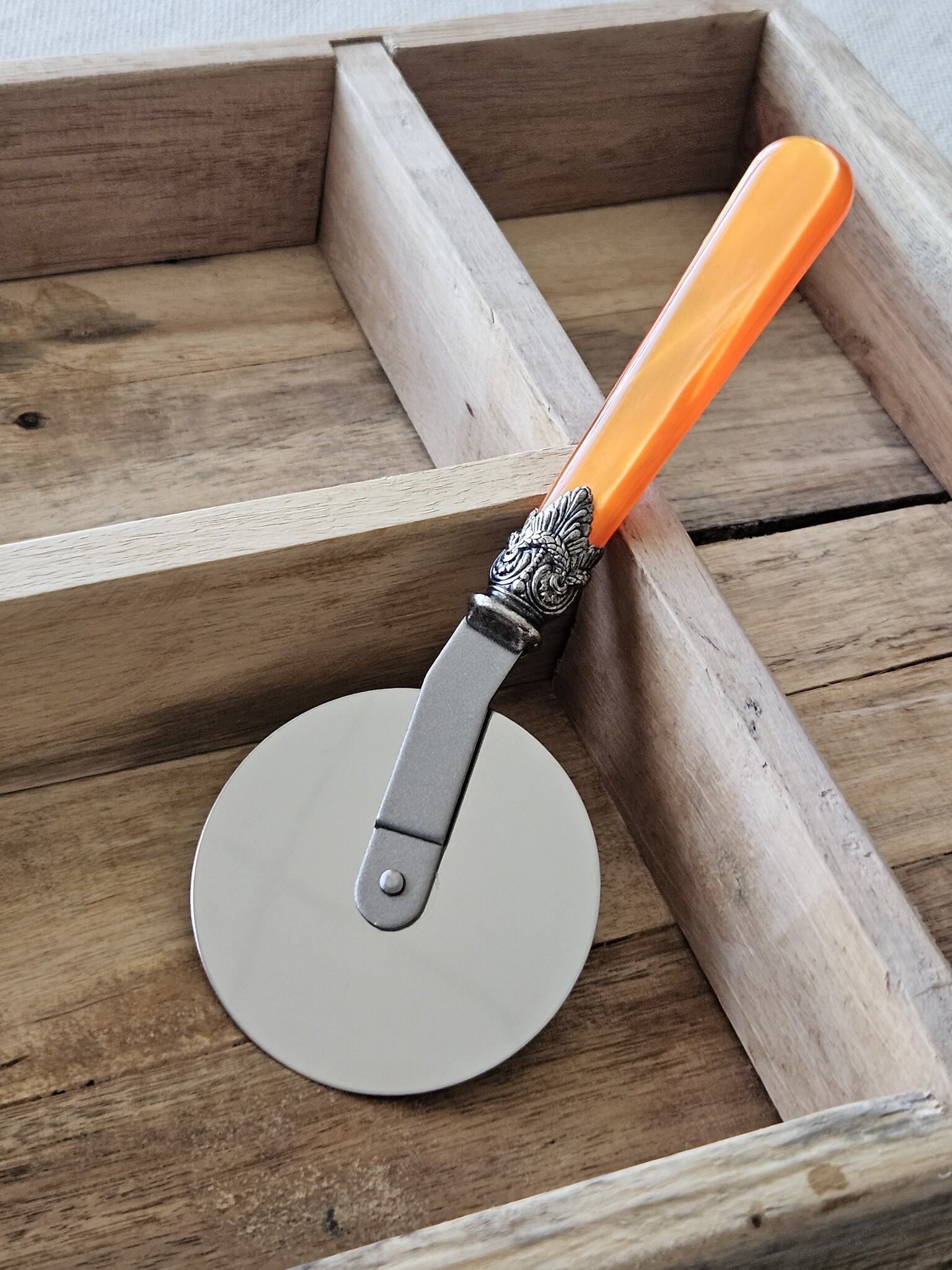 Pizzaschneider, mit Orangem griff (perlmuttglanz)