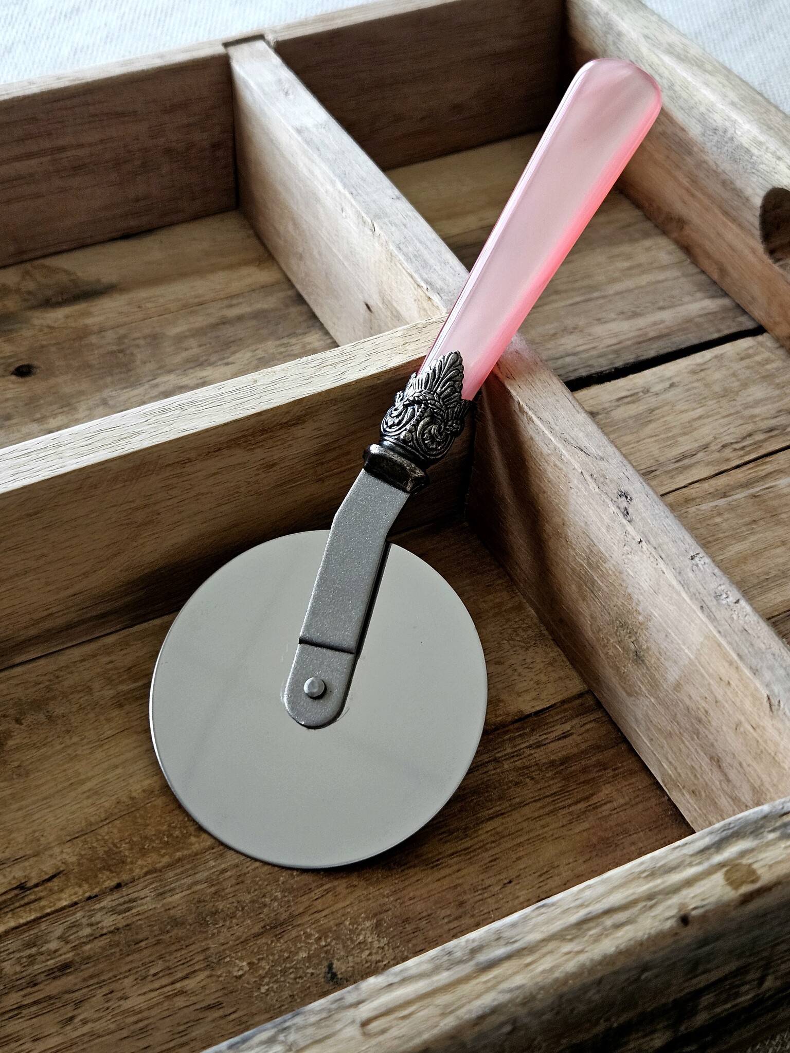 Pizza Cutter, with Pink handle (mother-of-pearl sheen)