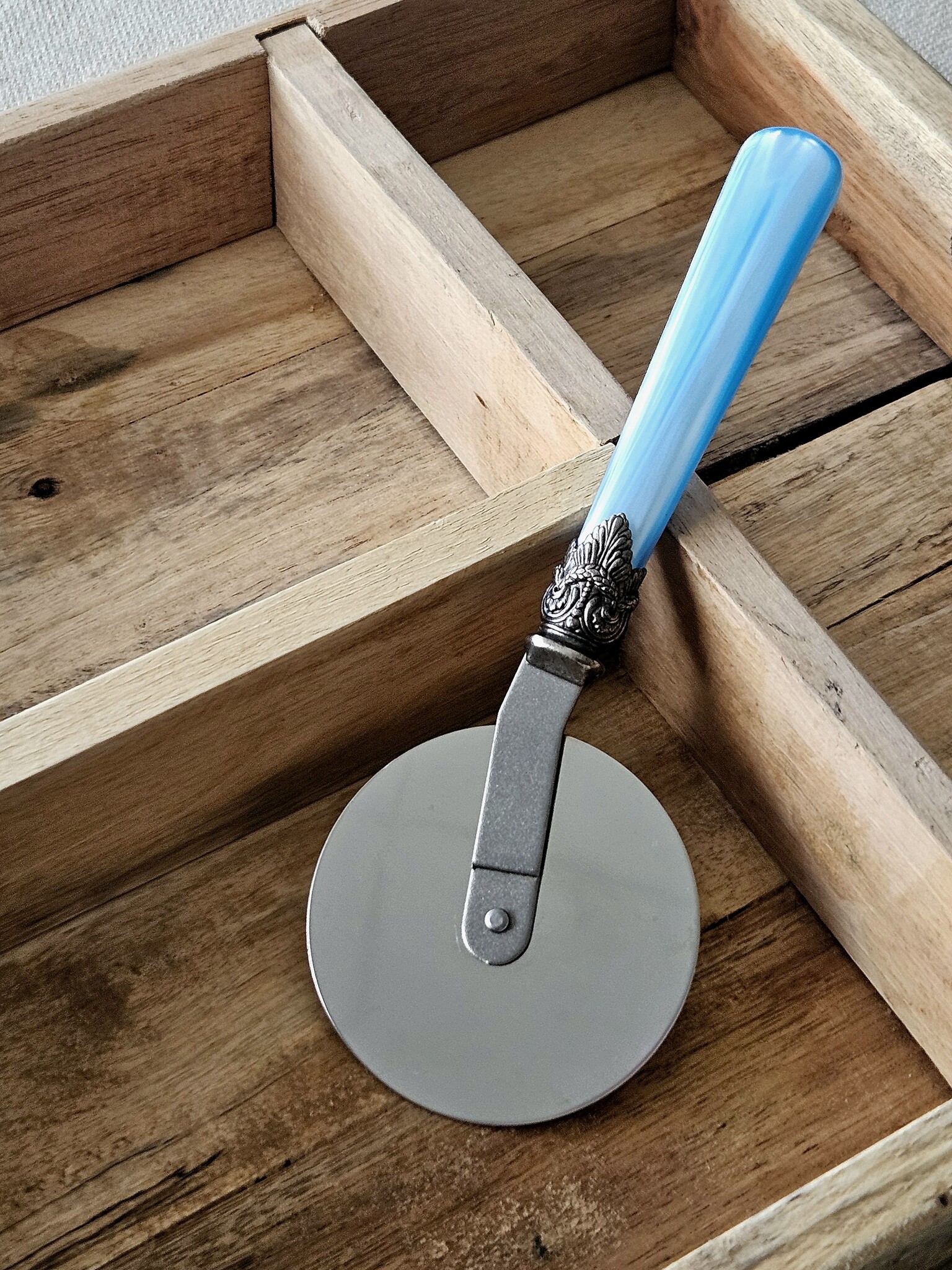 Pizza Cutter, with Light Blue handle (mother-of-pearl sheen)