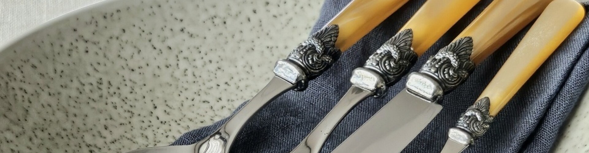 Découvrez la beauté des couverts de couleur miel doré