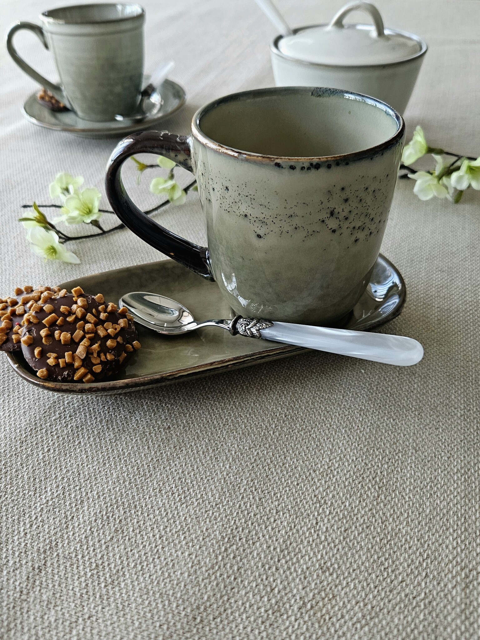 Teaspoon, small, with White handle (mother-of-pearl sheen)