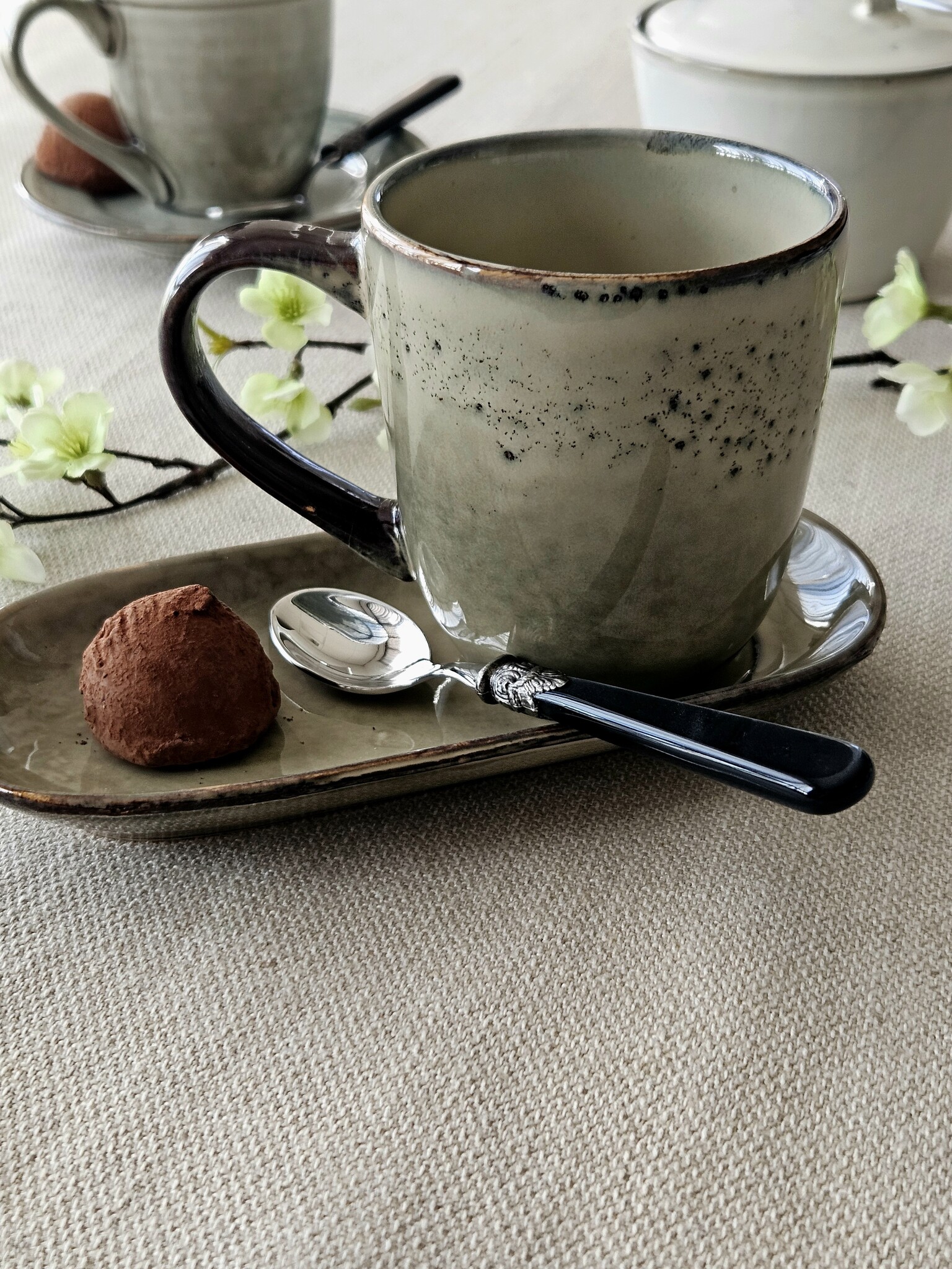 Teaspoon, small, with Black handle (mother-of-pearl)