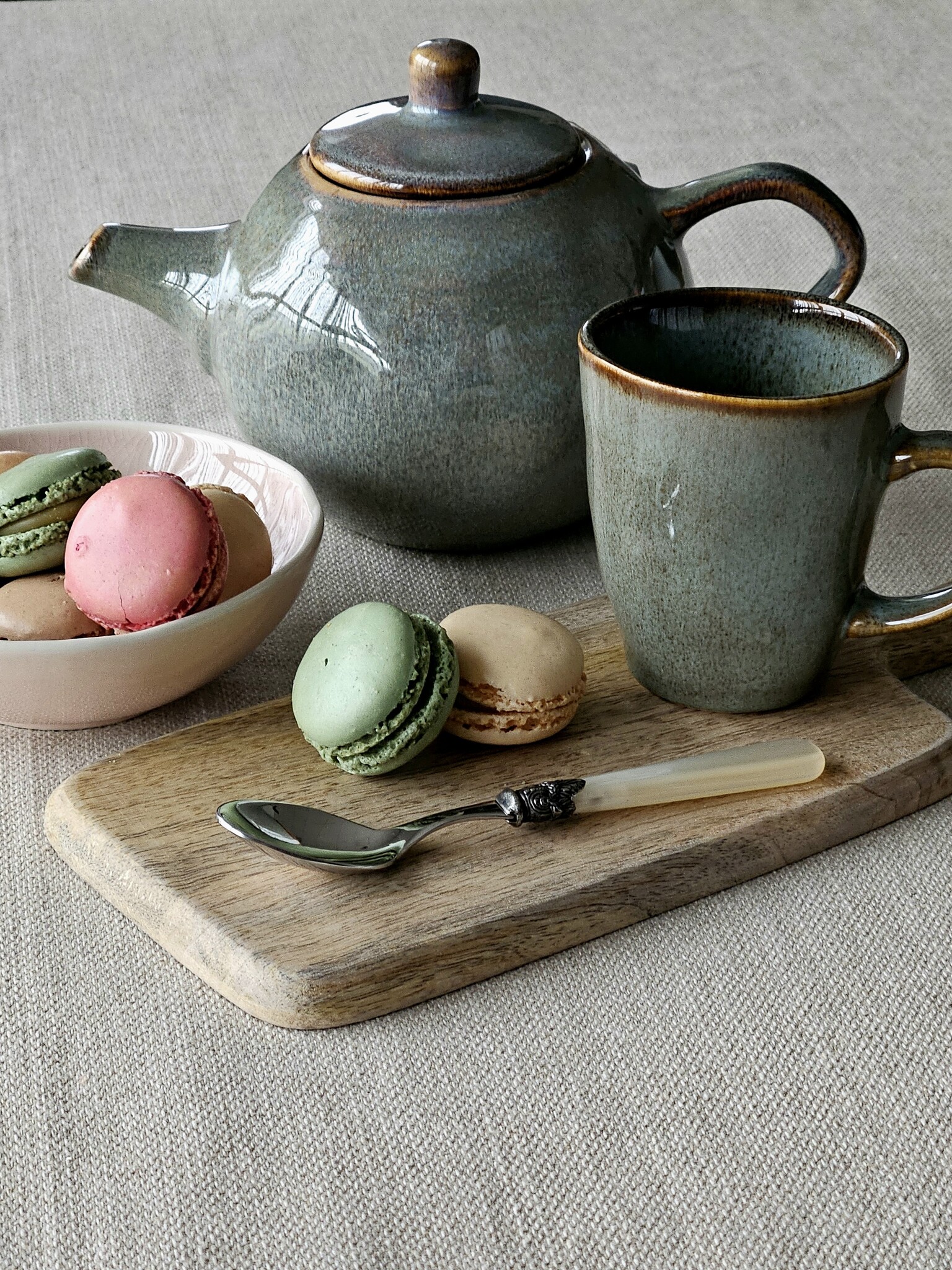 Teaspoon, with Ivory handle (mother-of-pearl sheen)