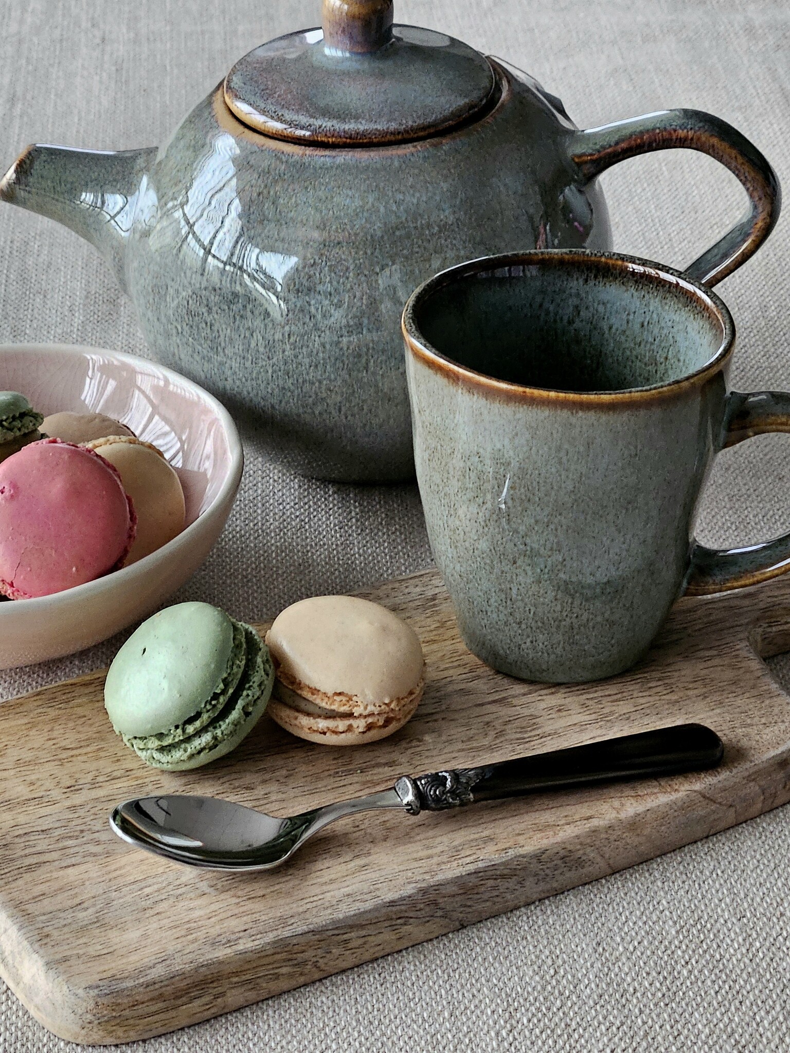 Teaspoon, with Brown handle (mother-of-pearl sheen)