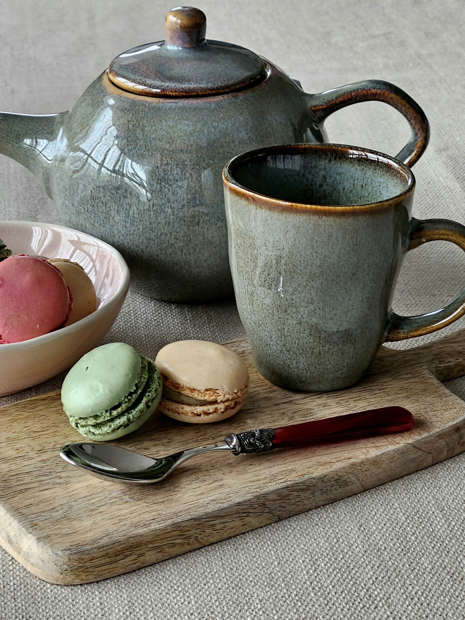 Teaspoon, with Red handle (mother-of-pearl sheen)