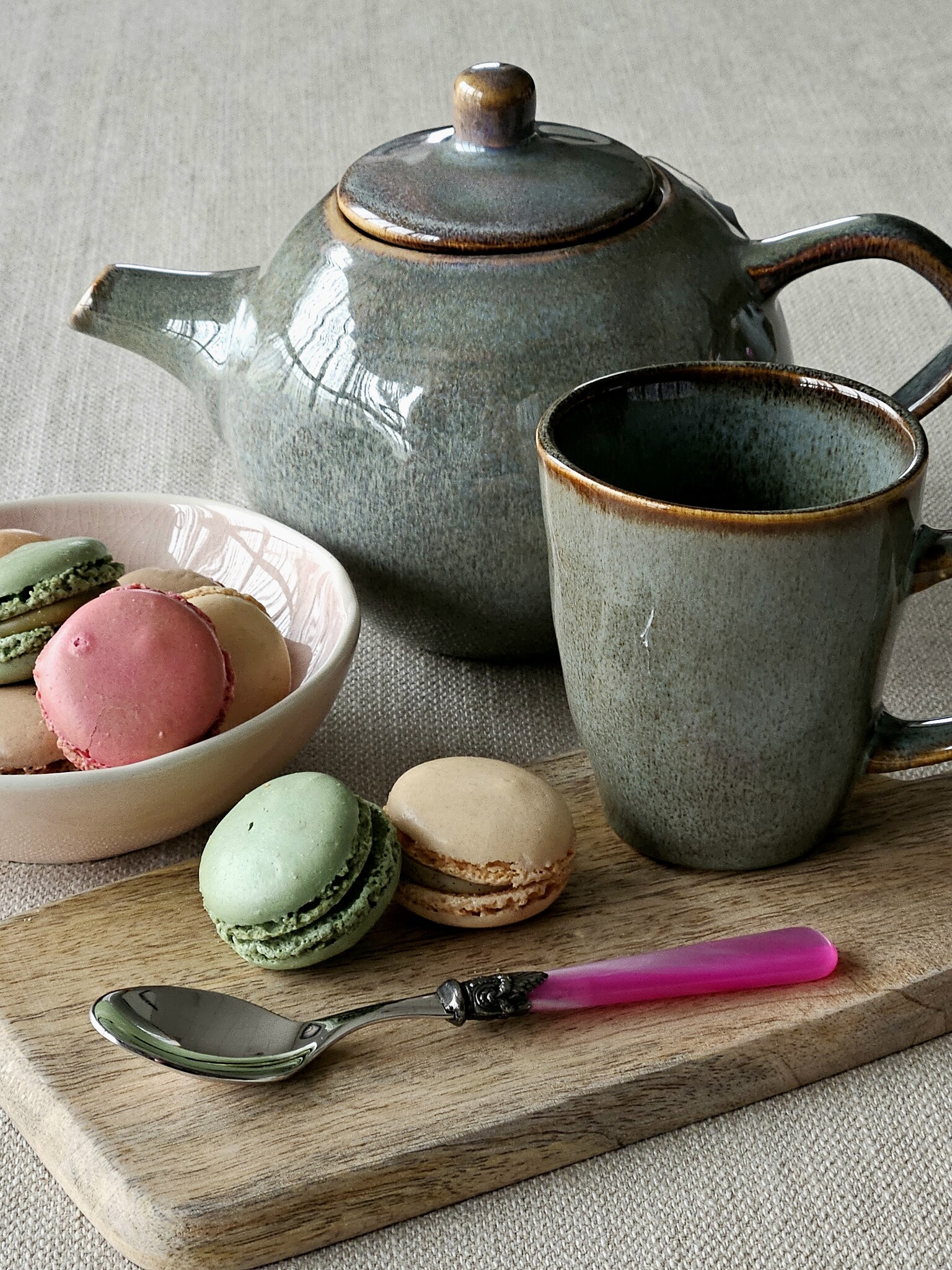 Teaspoon, with Fuchsia handle (mother-of-pearl sheen)