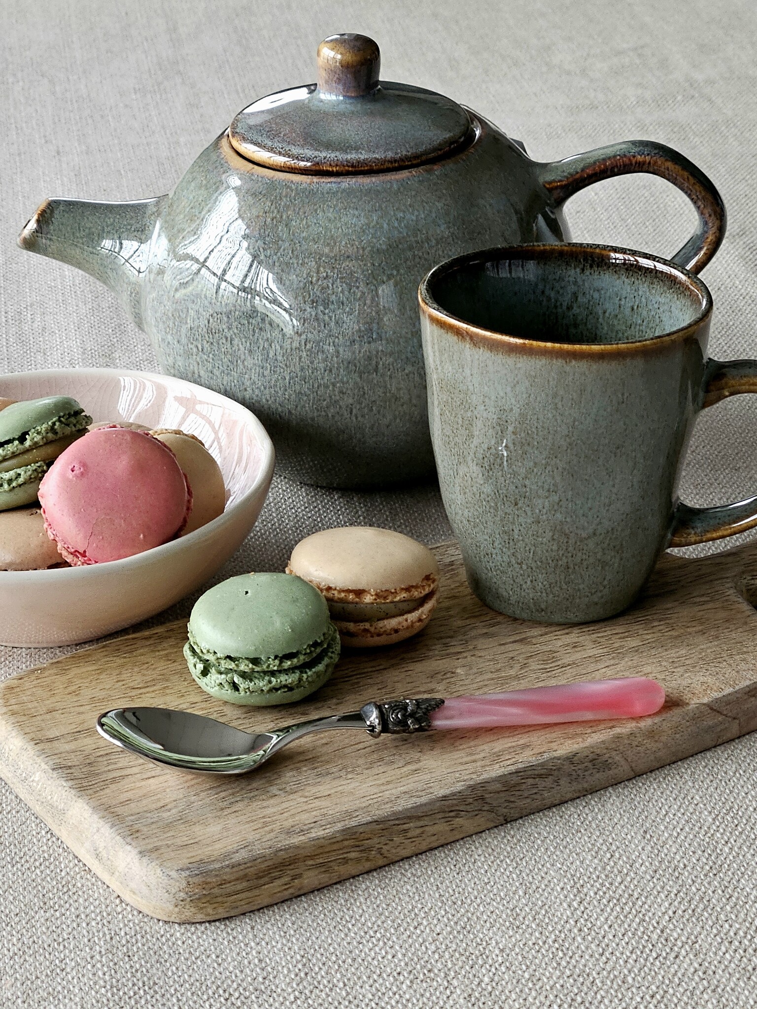 Teaspoon, with Pink handle (mother-of-pearl sheen)