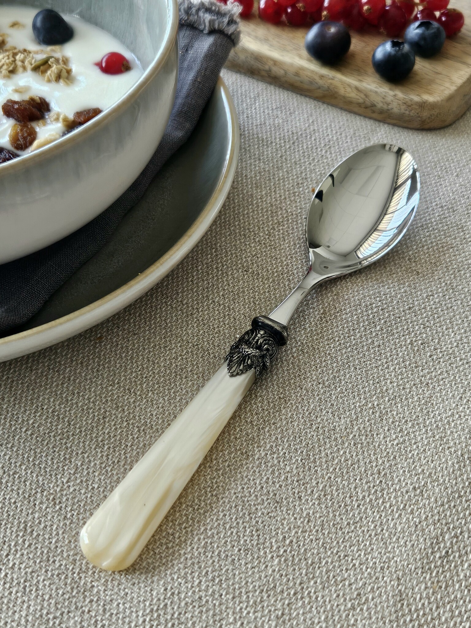 Lepel, Ivoor (parelmoerglans), Ontbijt