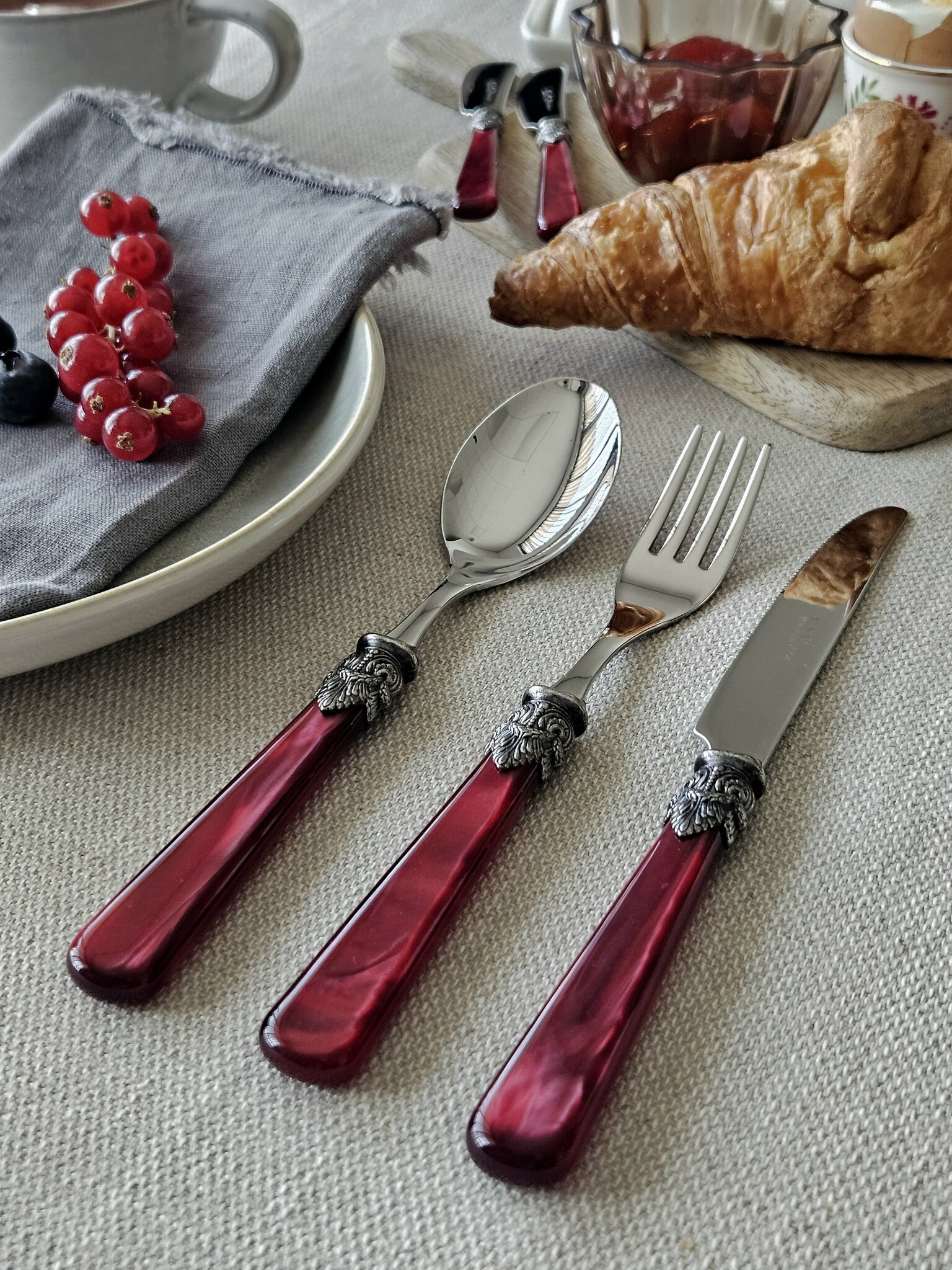 3-teiliges Besteckset, 1 Person, Rot (perlmutt), perfekt als Frühstücksbesteck