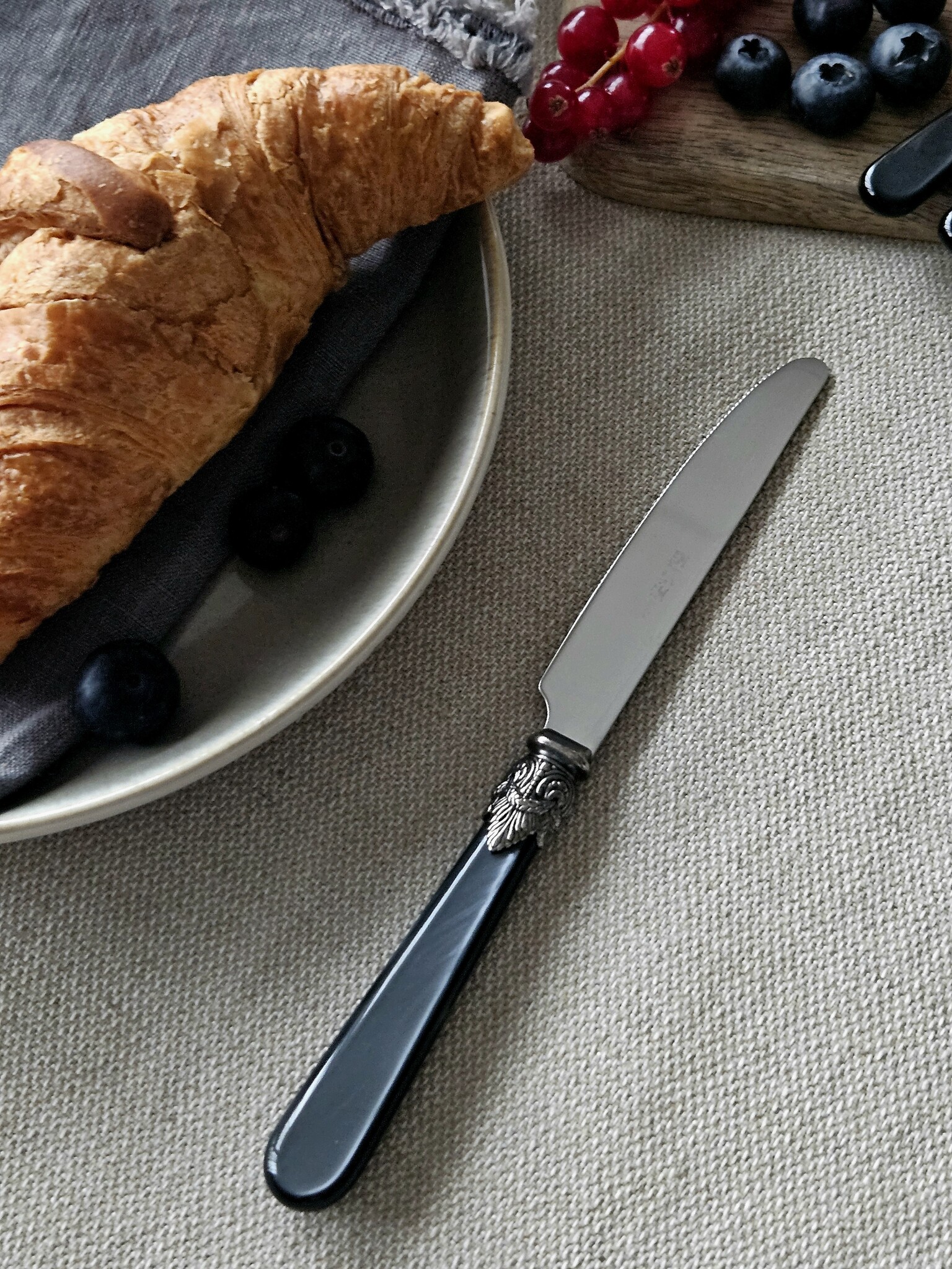 Mes, Zwart (parelmoerglans), Ontbijt