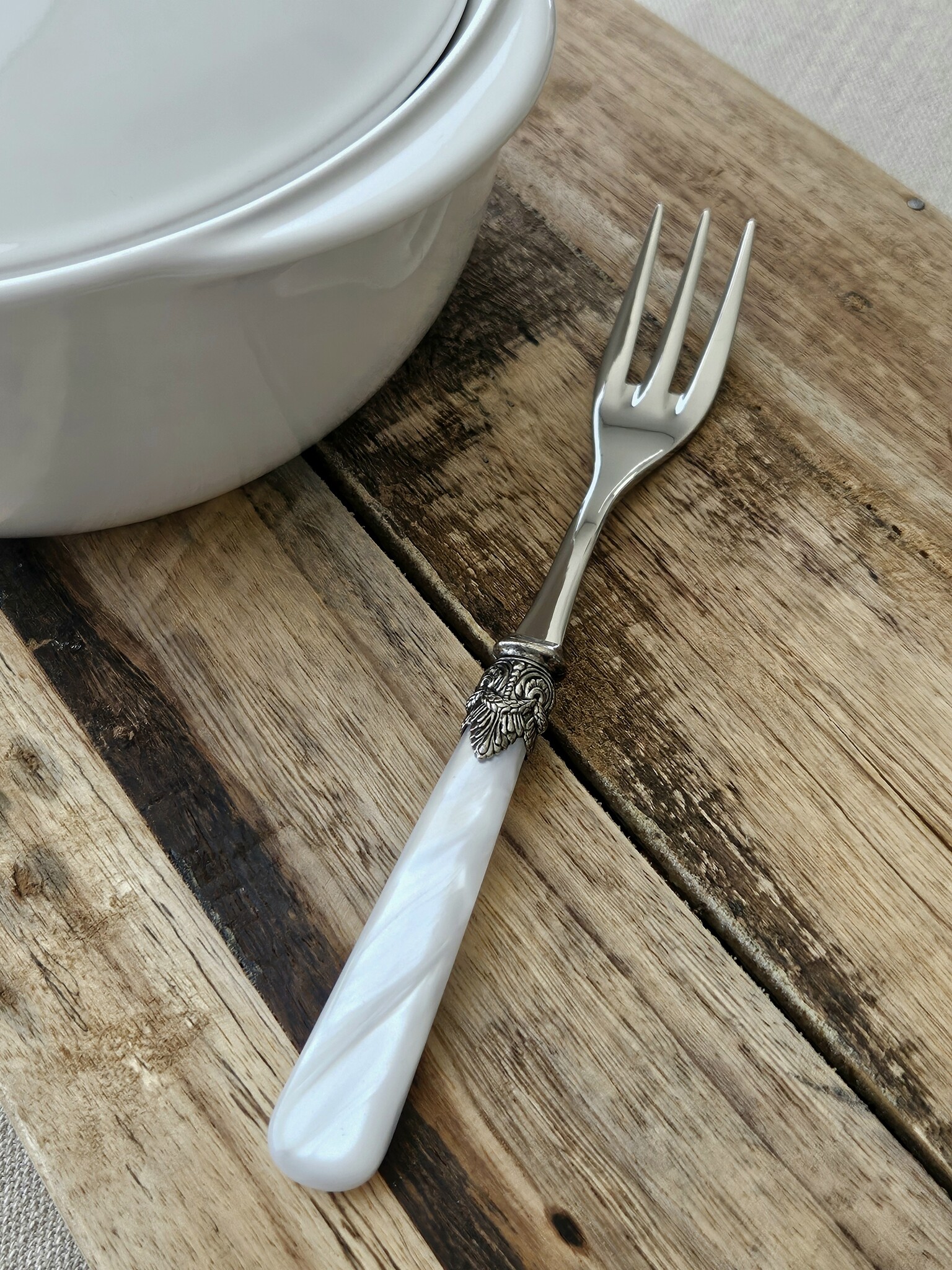 Serving fork, White (mother-of-pearl sheen)