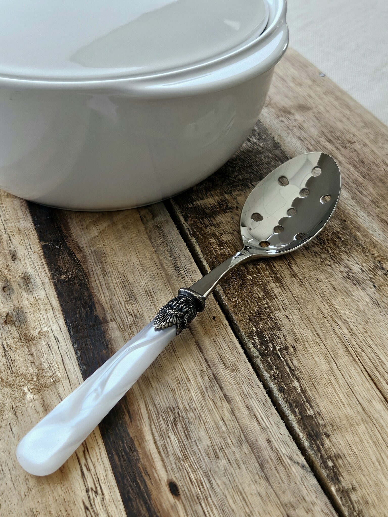 Slotted serving spoon, White (mother-of-pearl sheen)