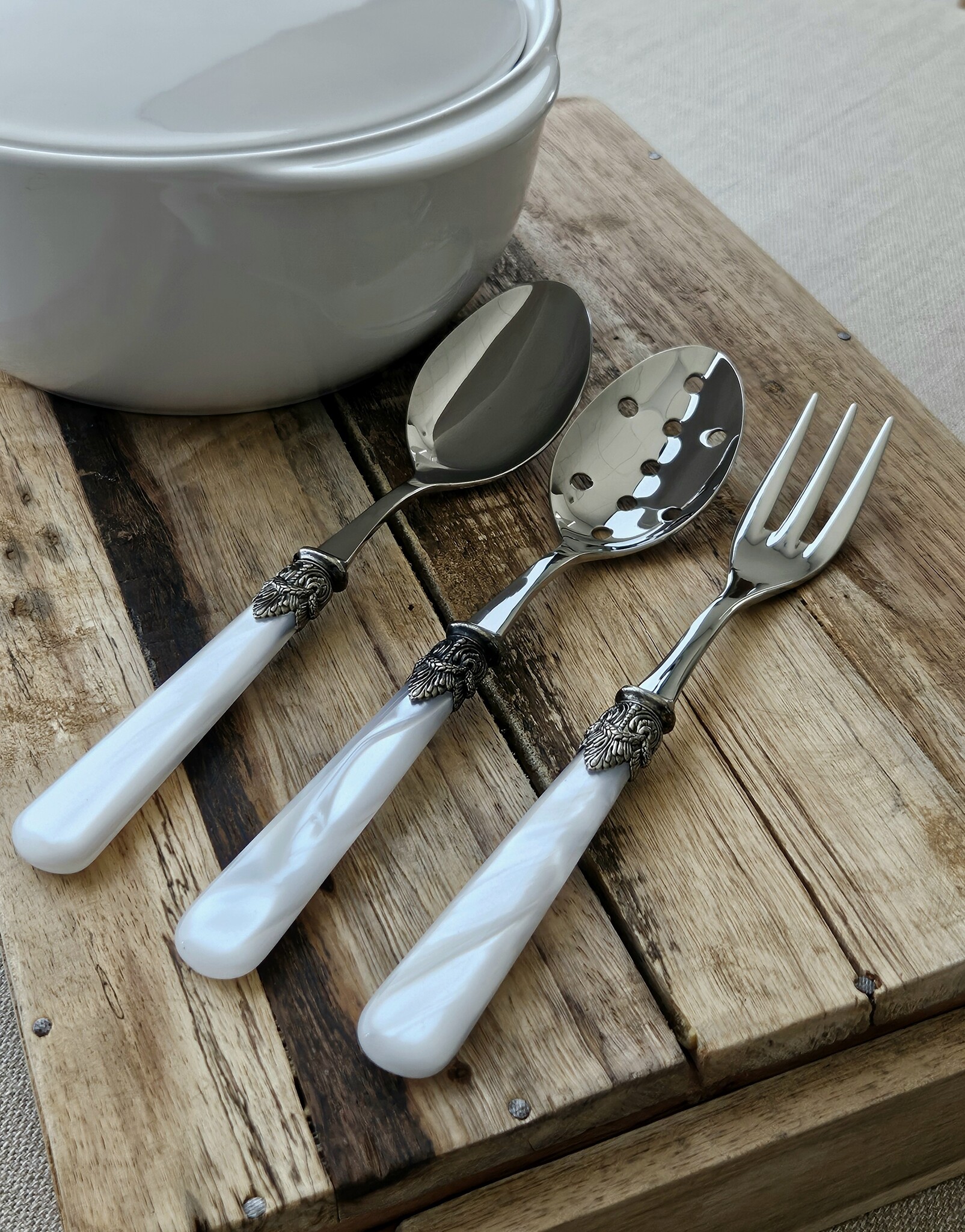 Slotted serving spoon, White (mother-of-pearl)