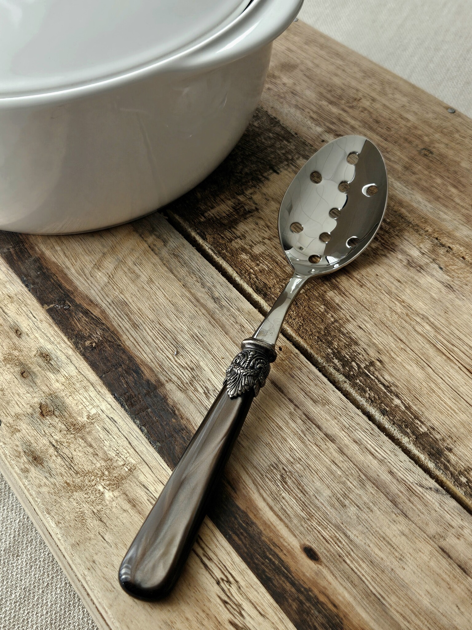 Slotted serving spoon, Brown (mother-of-pearl sheen)
