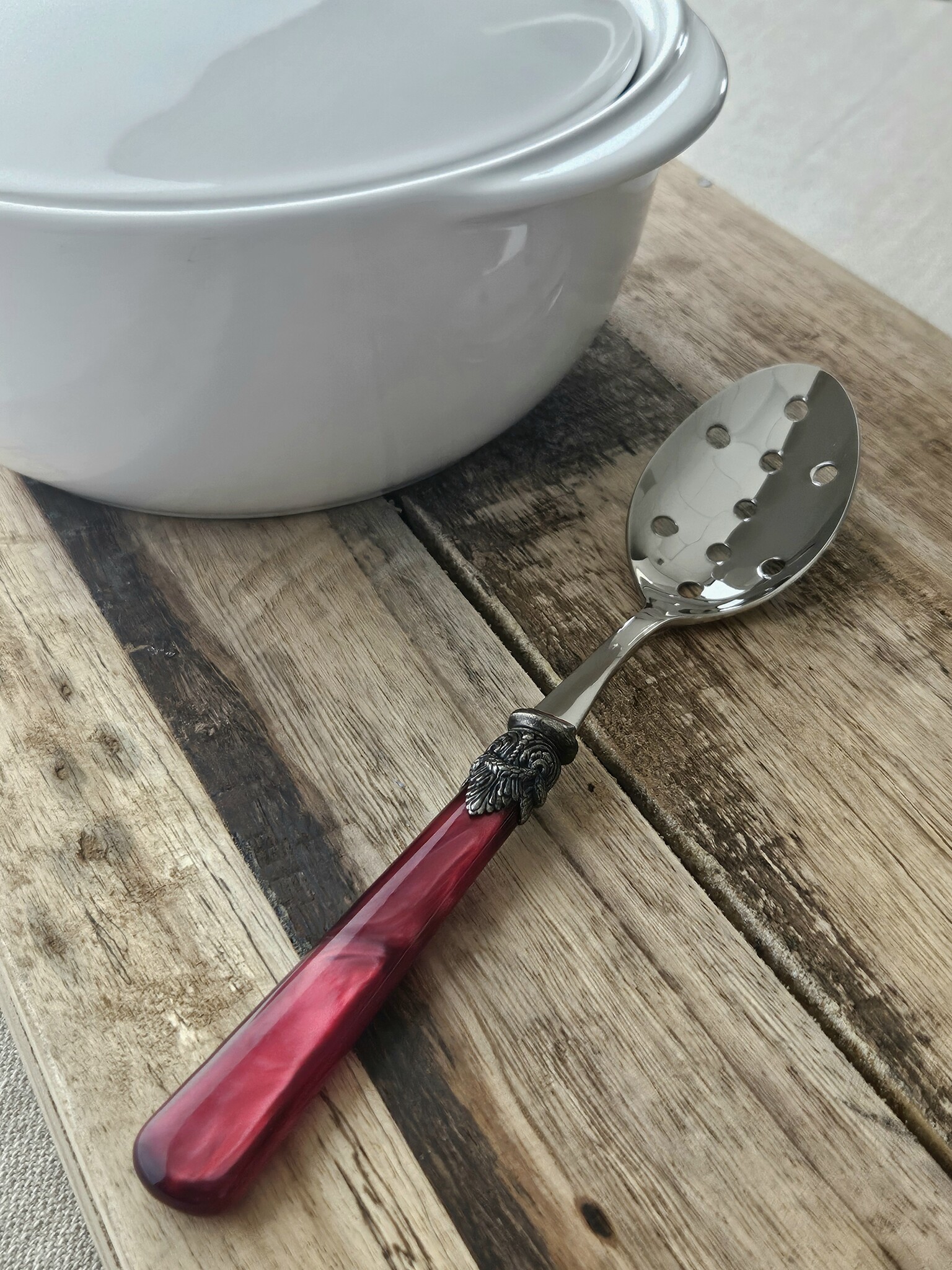 Slotted serving spoon, Red (mother-of-pearl)