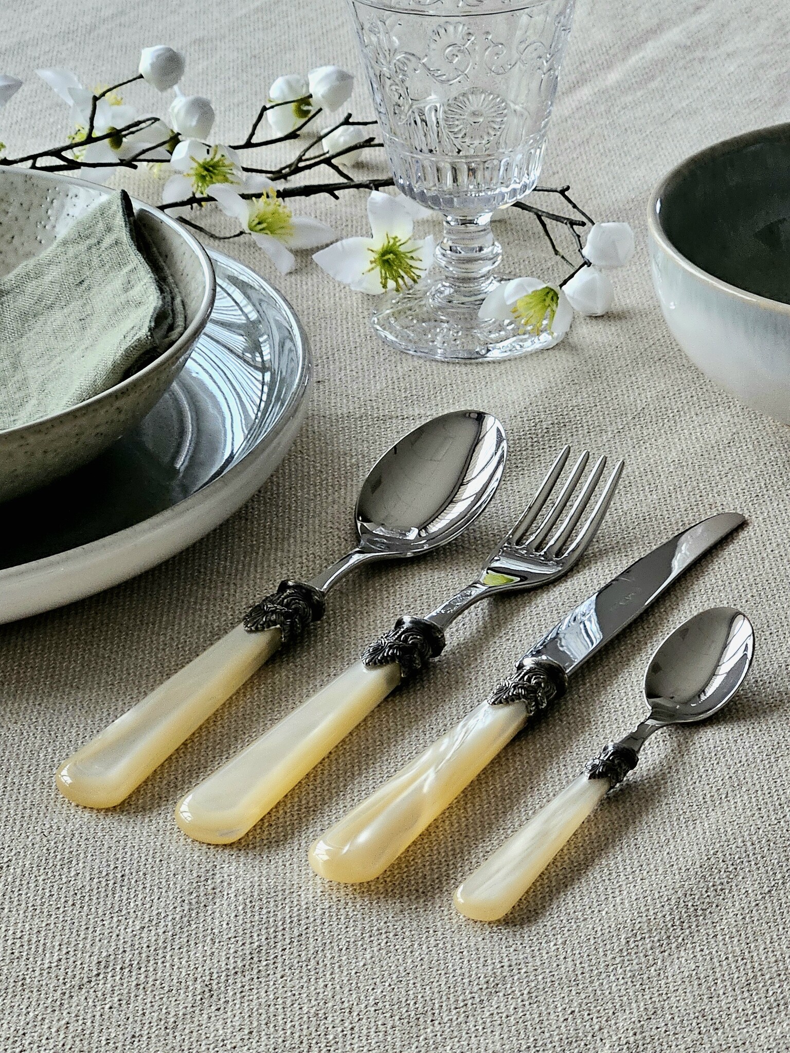 4-teiliges Tafelbesteckset, 1 Person, Elfenbein (perlmutt), ideal für das Abendessen