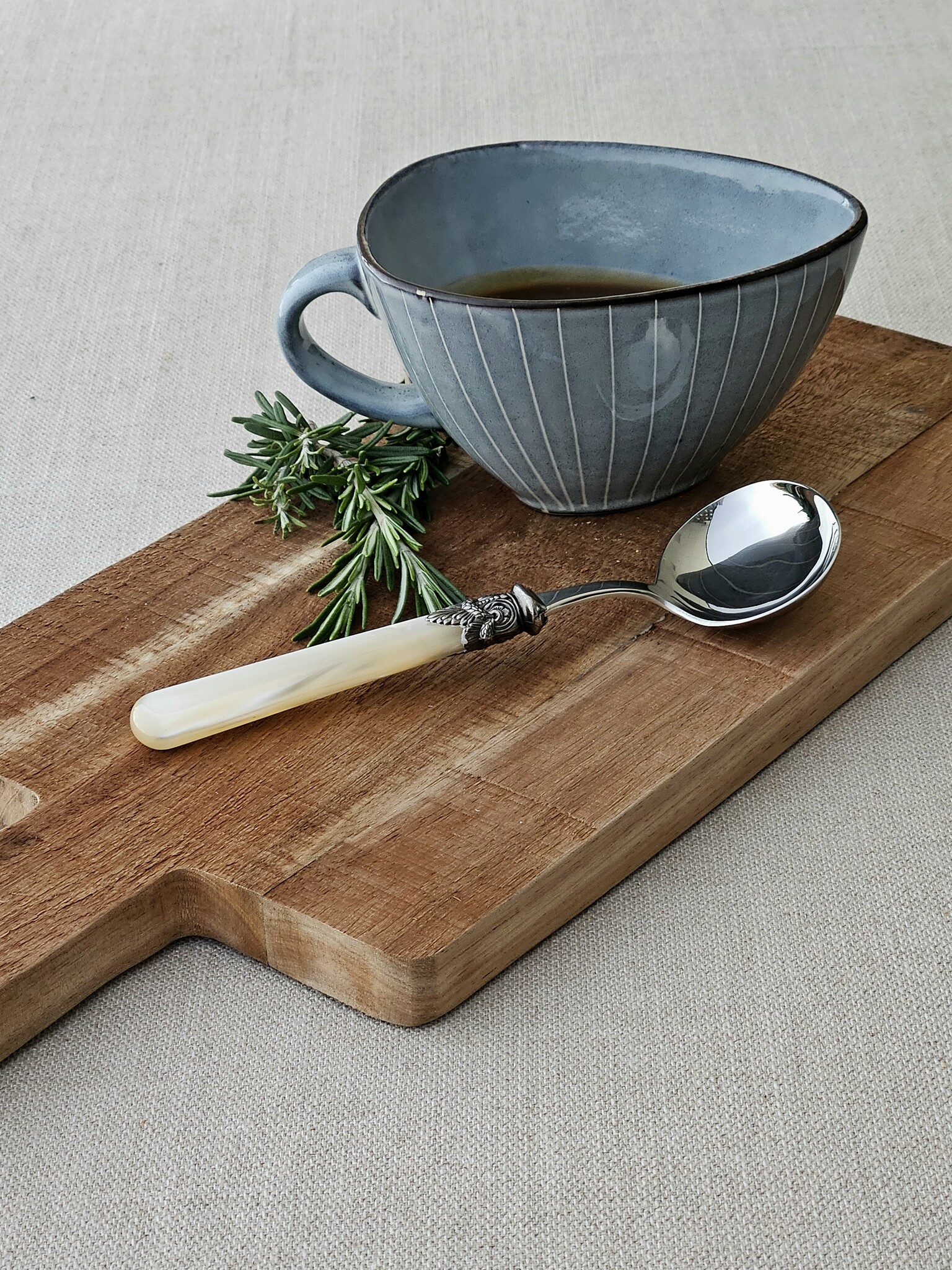 Gravy ladle, Ivory (mother-of-pearl sheen)