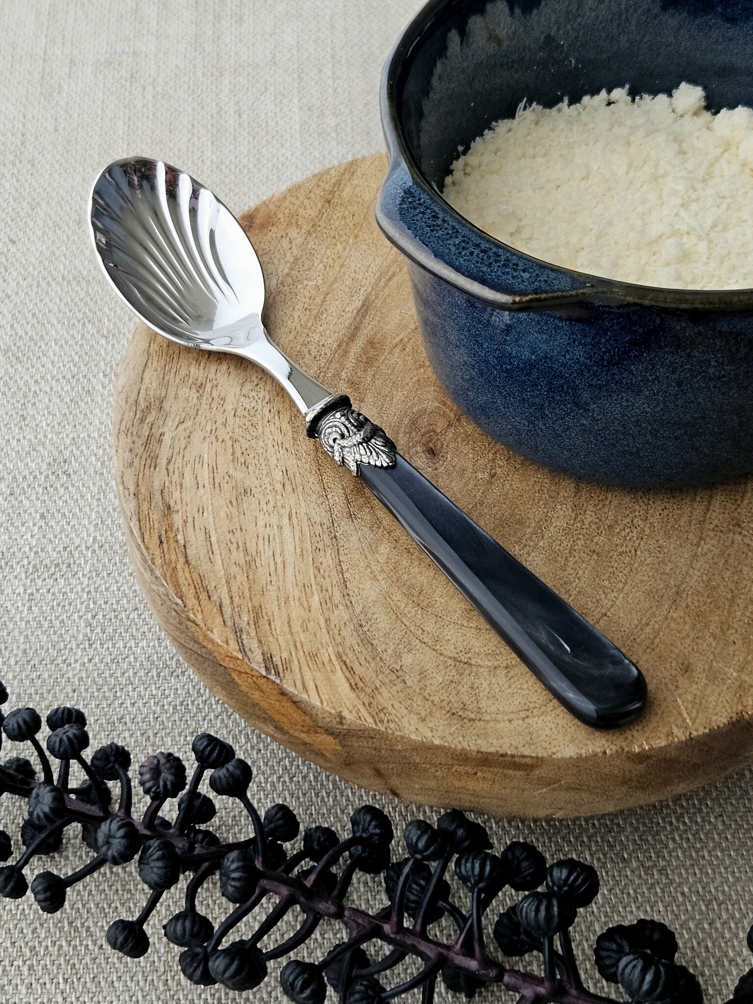 Cheese spoon, Black (mother-of-pearl)
