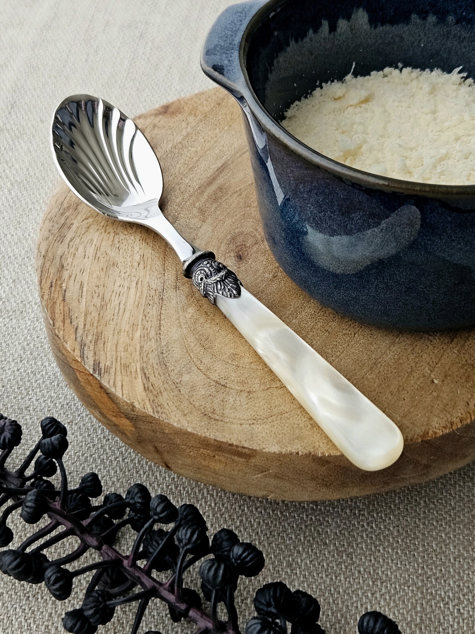Cheese spoon, Ivory (mother-of-pearl sheen)