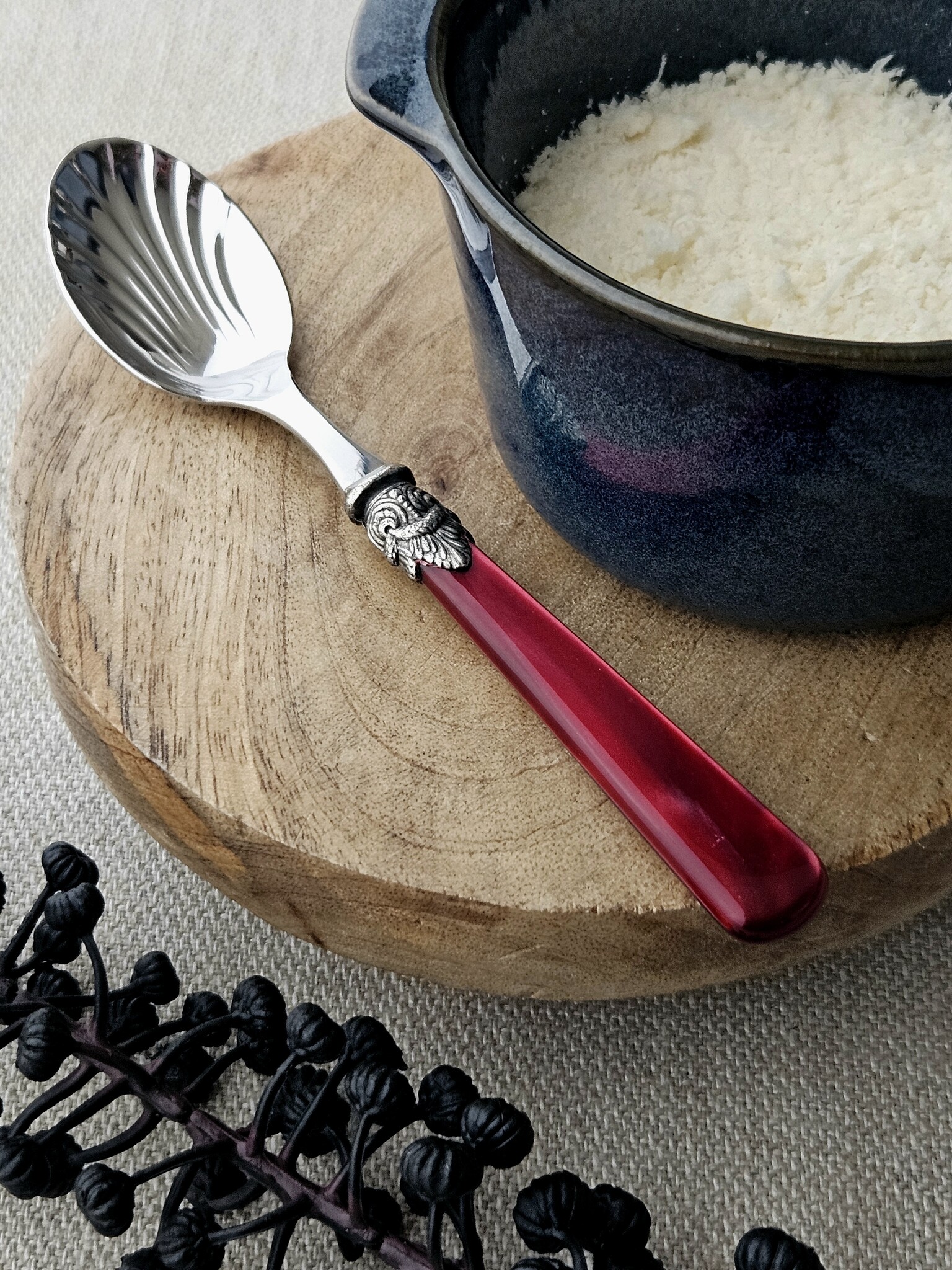 Cheese spoon, Red (mother-of-pearl)