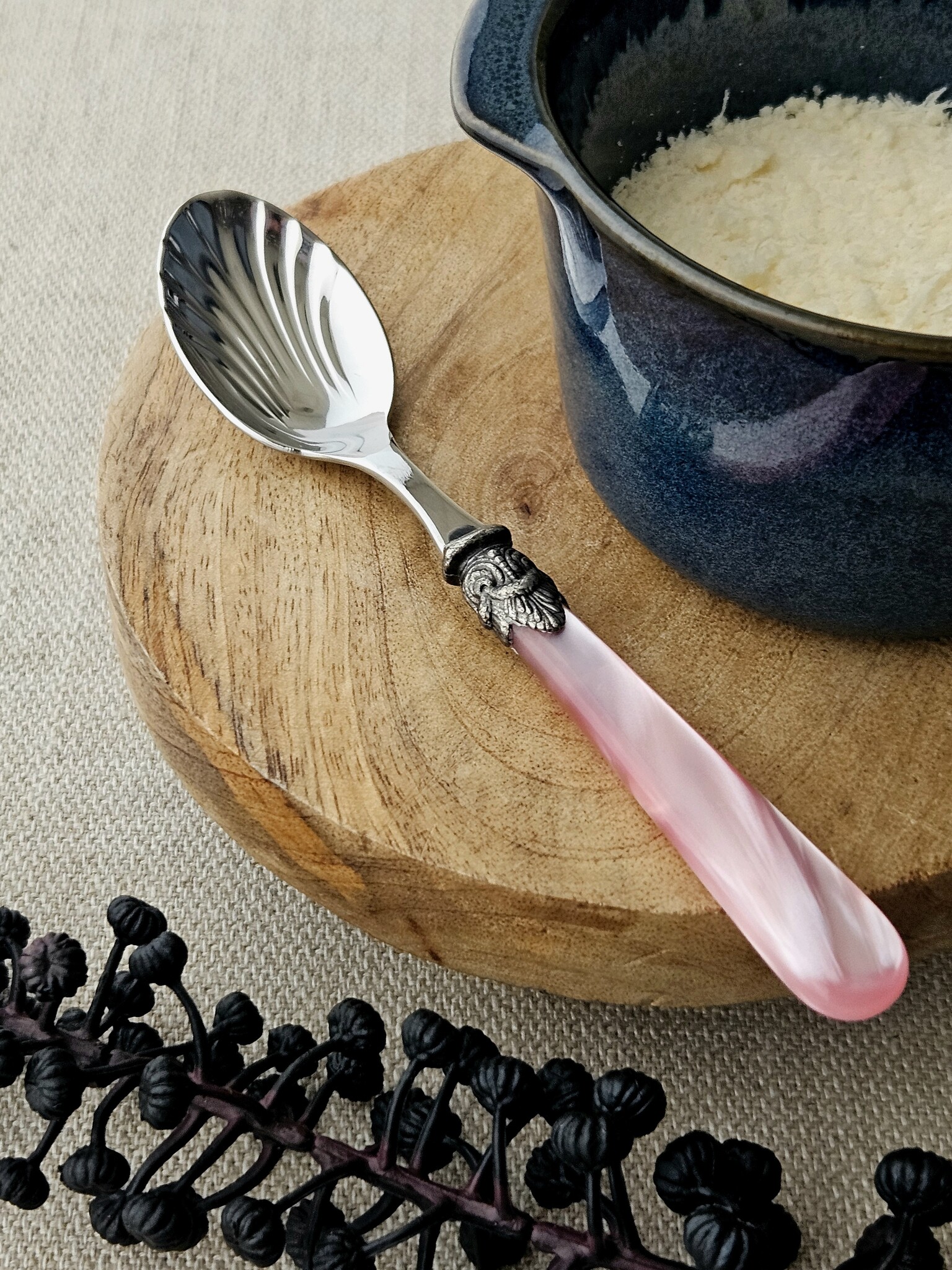 Cheese spoon, Pink (mother-of-pearl)