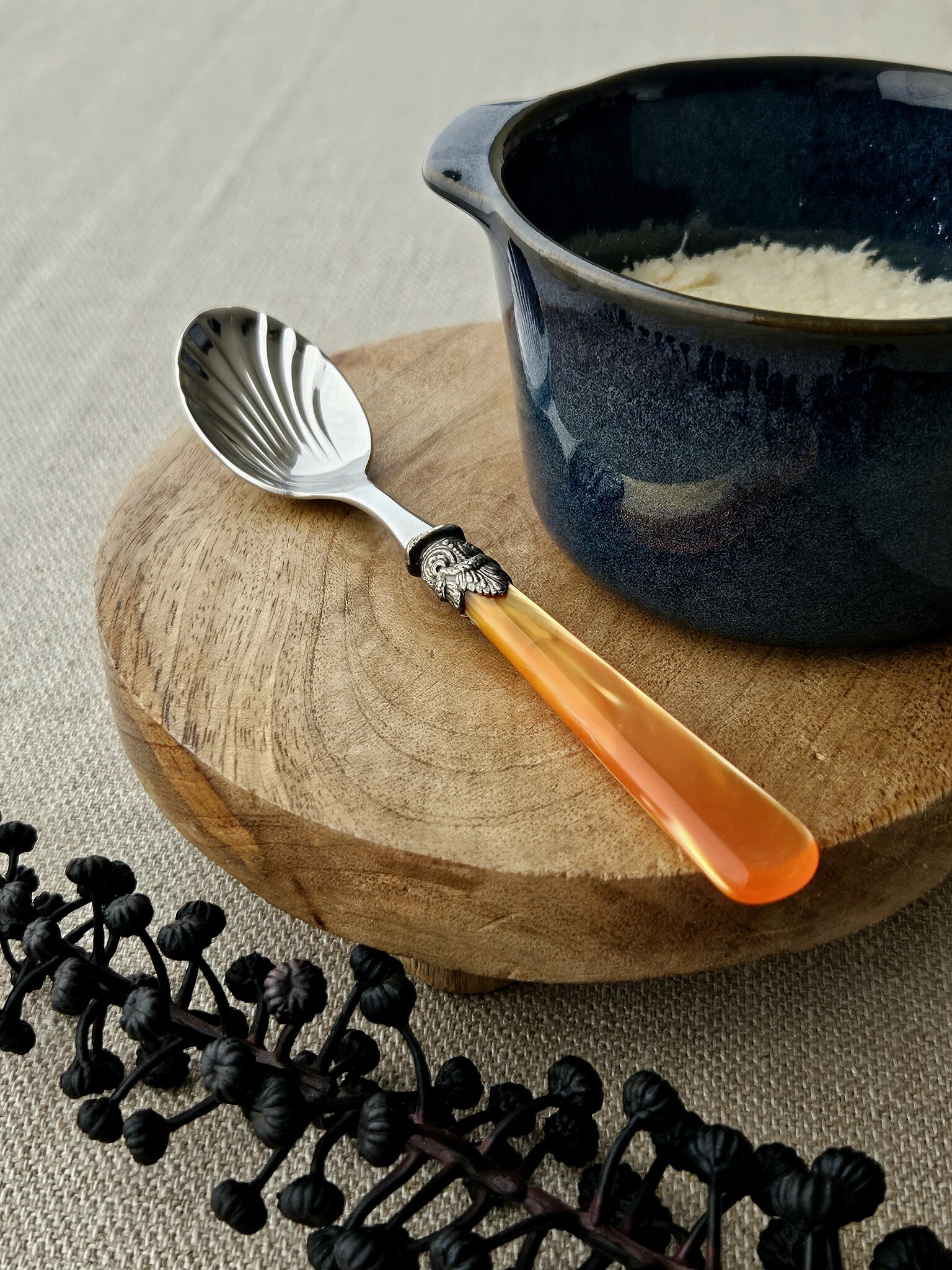 Cheese spoon, Orange (mother-of-pearl)