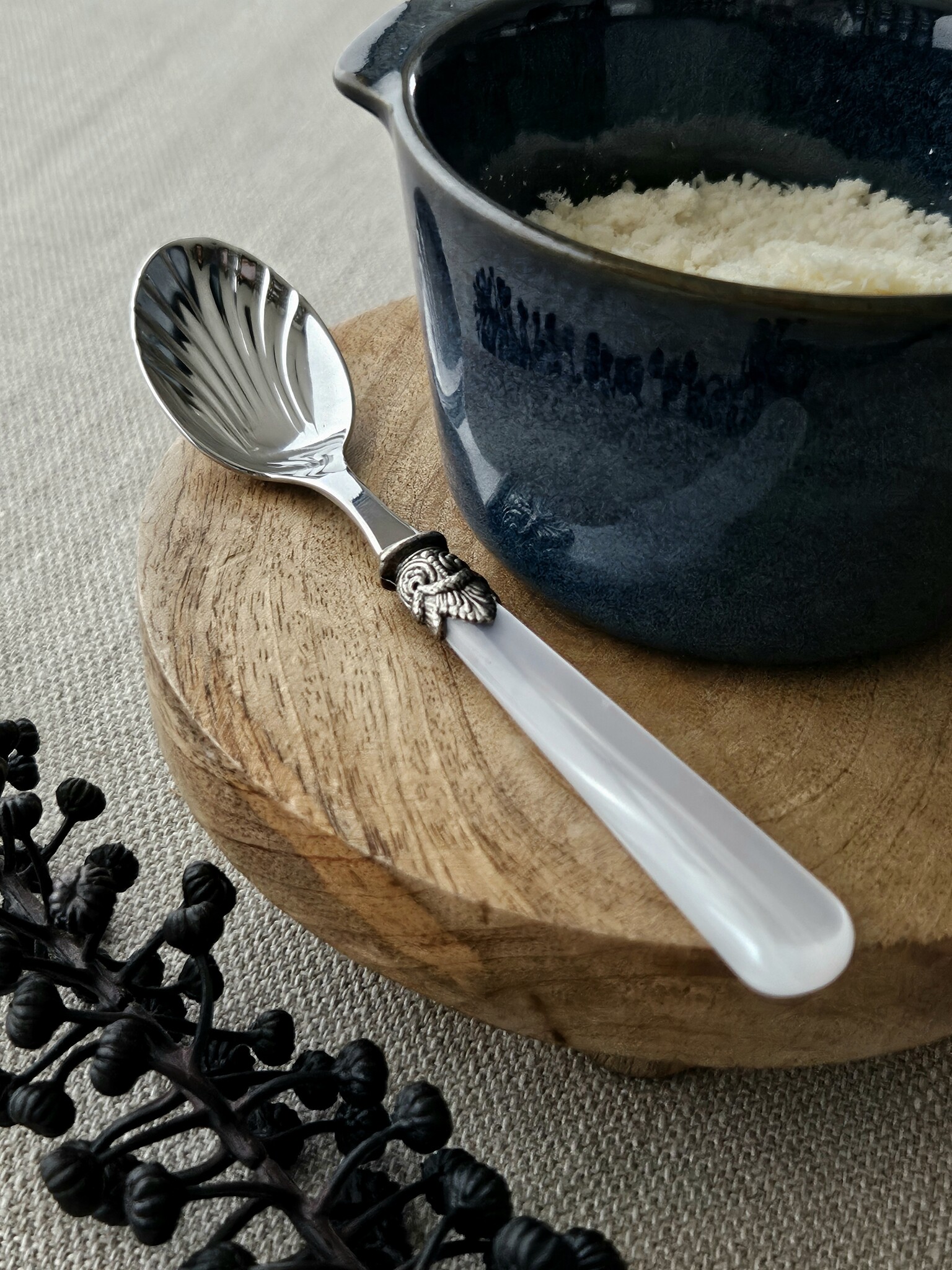 Cheese spoon, White (mother-of-pearl sheen)