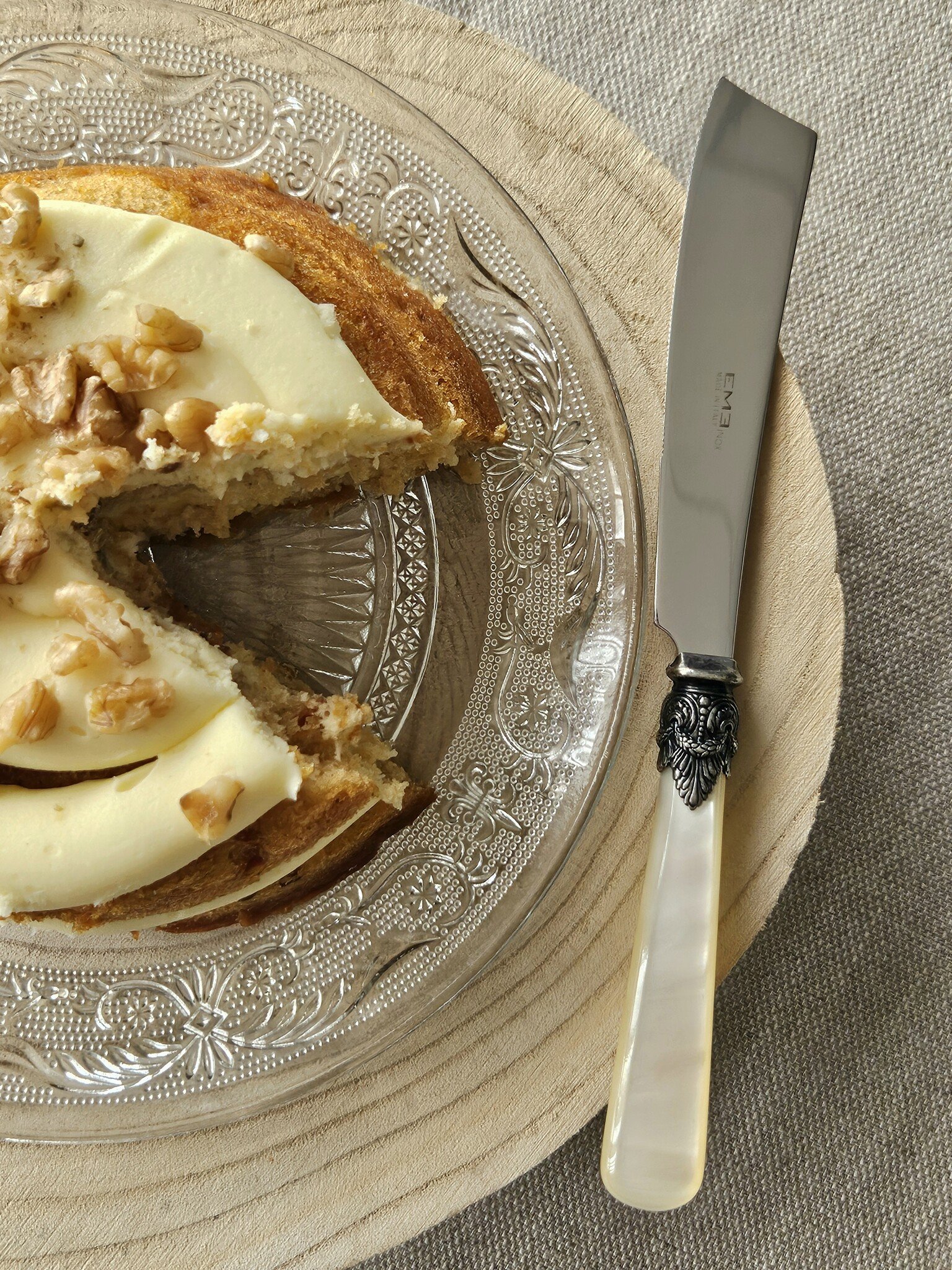 Cake knife, Ivory (mother-of-pearl sheen)