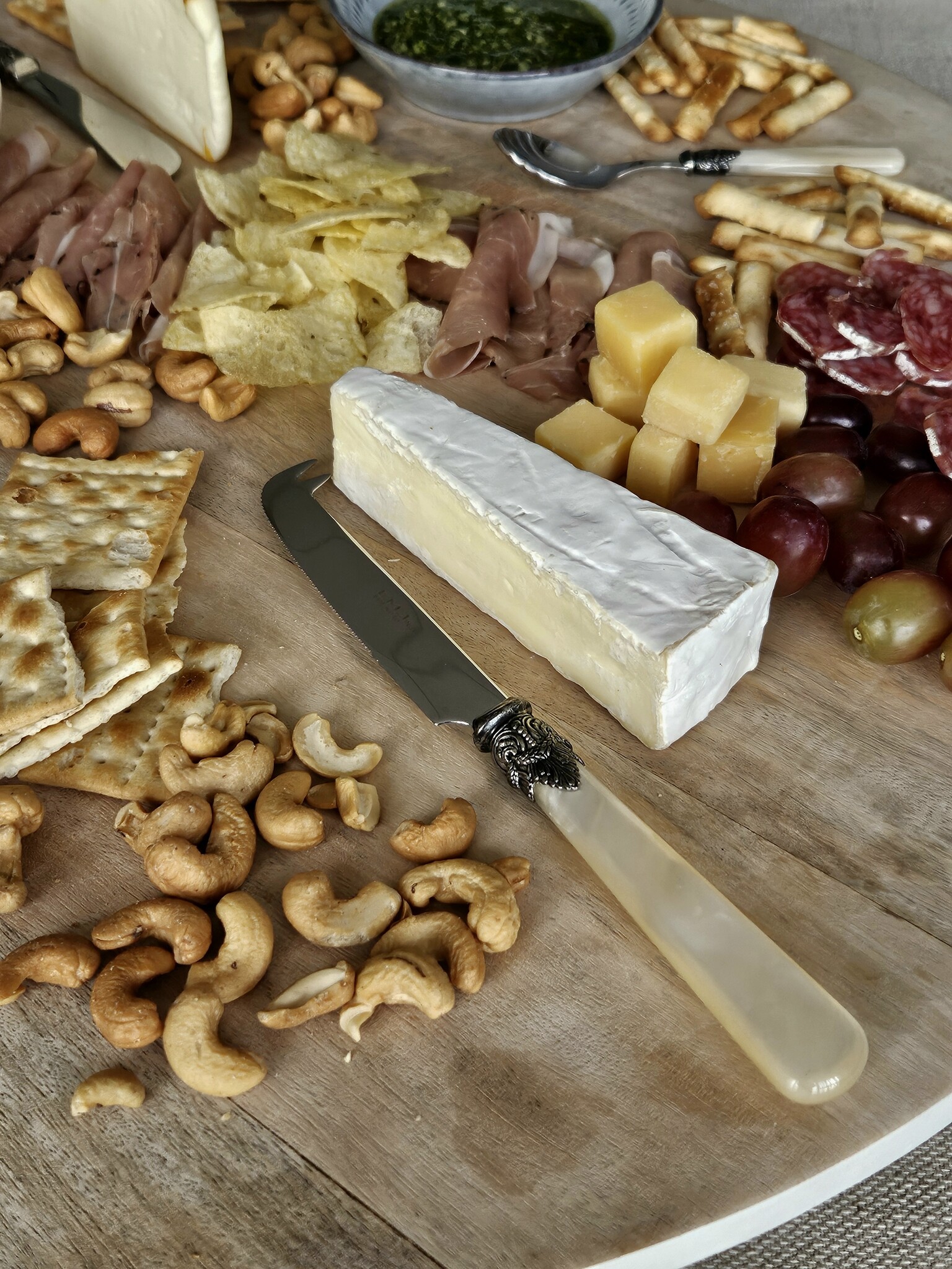 Cheese knife, Ivory (mother-of-pearl sheen)