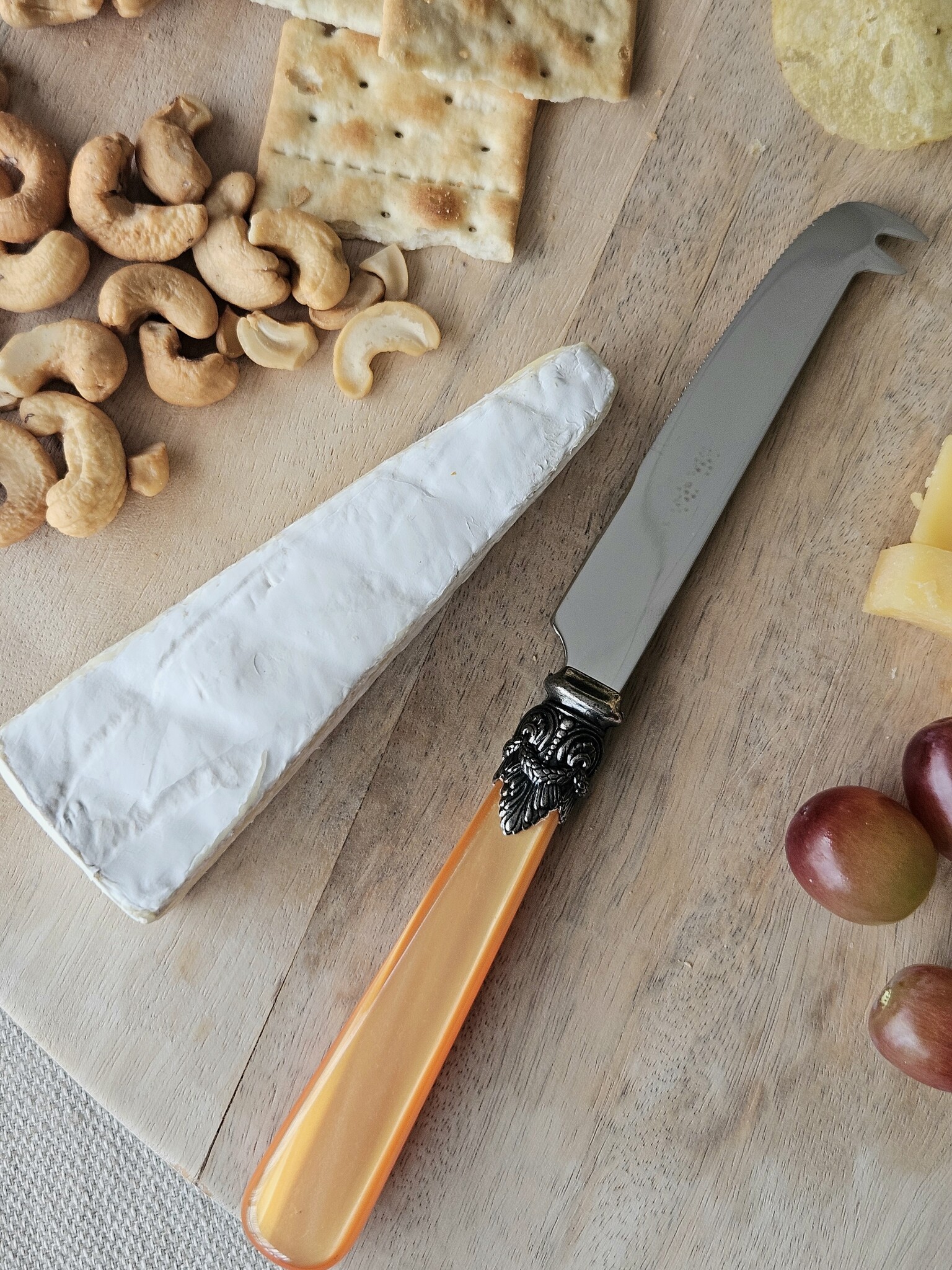 Cheese knife, Orange (mother-of-pearl)
