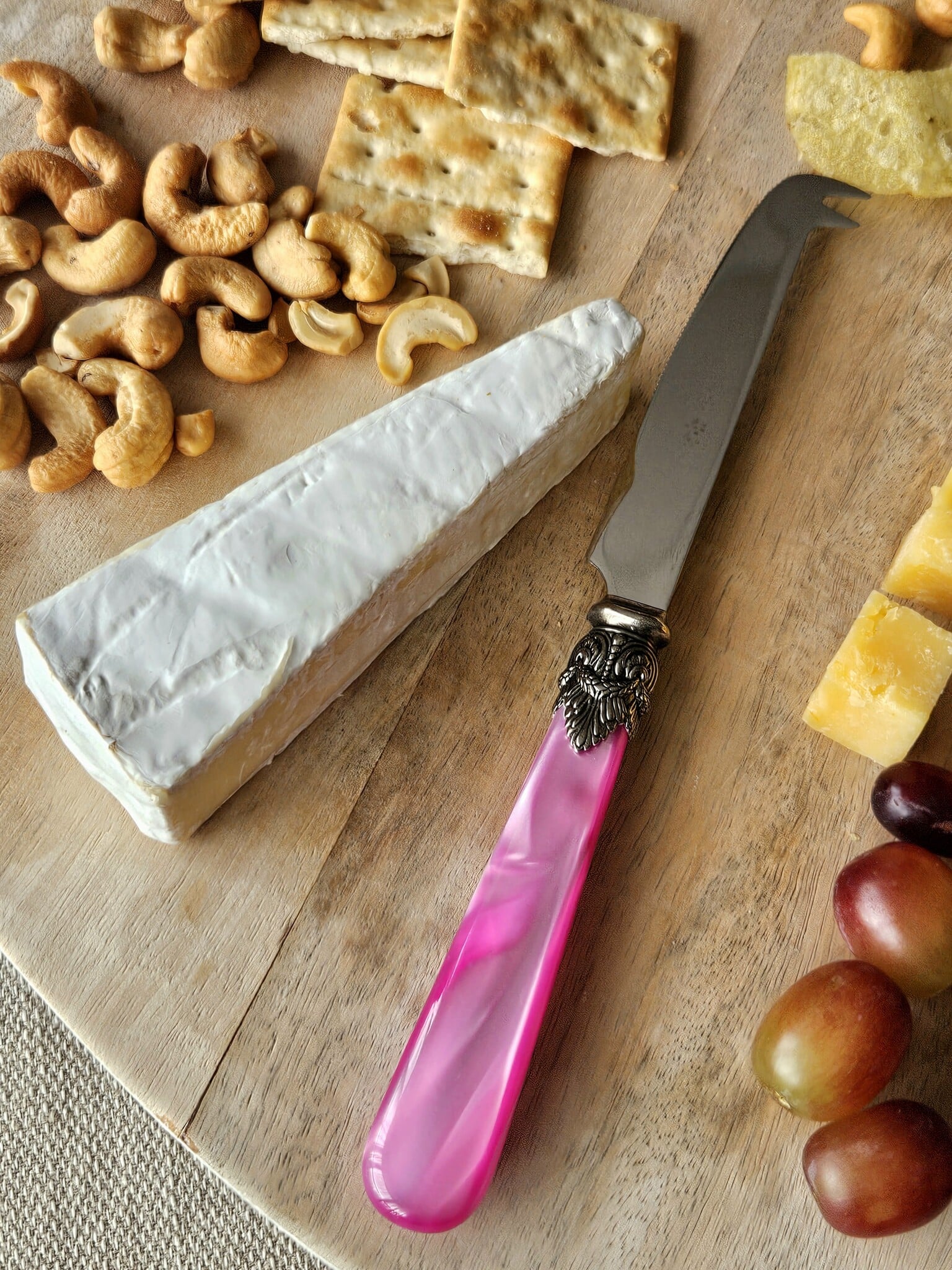 Cheese knife, Fuchsia (mother-of-pearl)