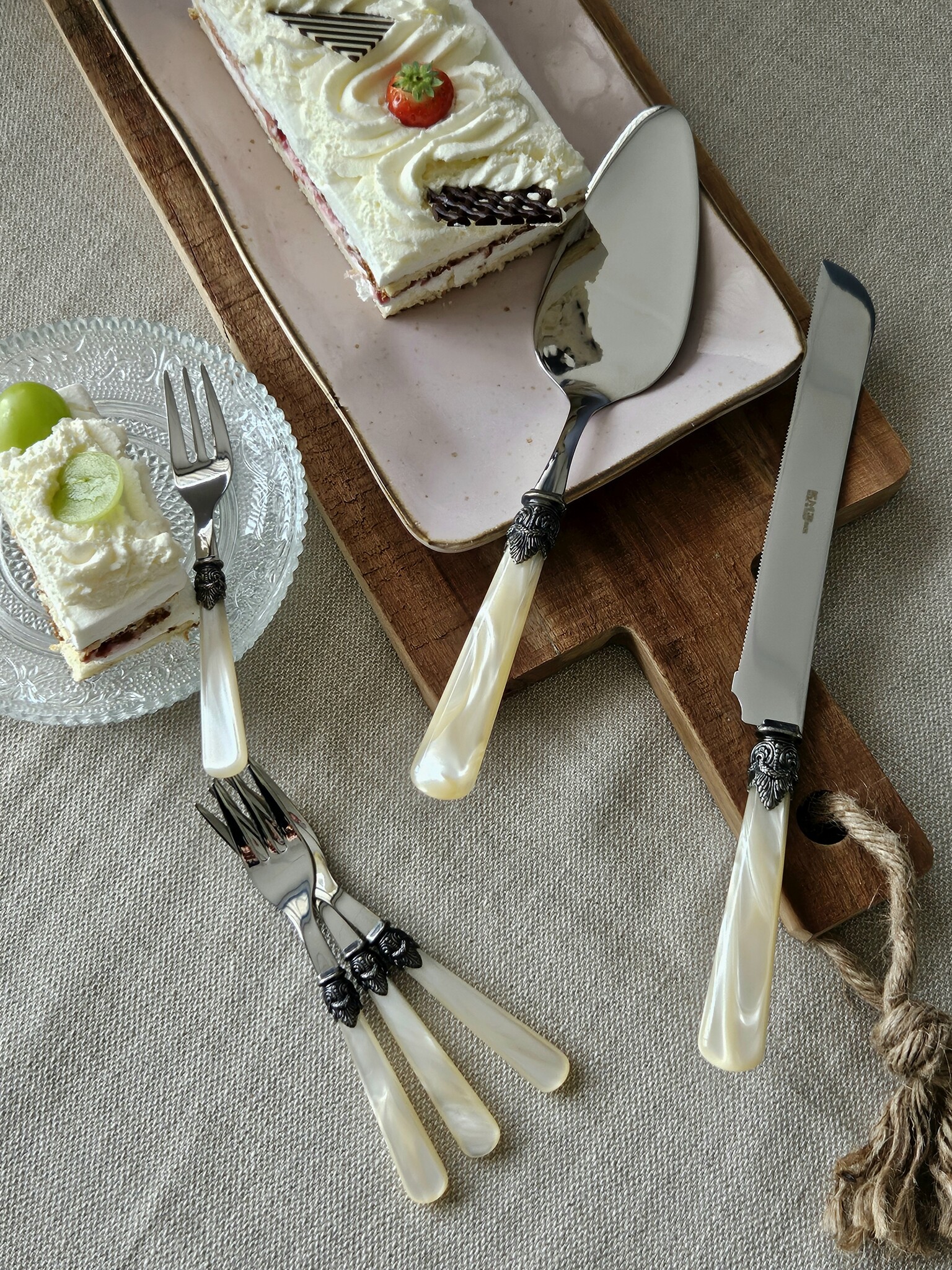 Cake Knife / Breadknife, with Ivory handle (mother-of-pearl sheen)