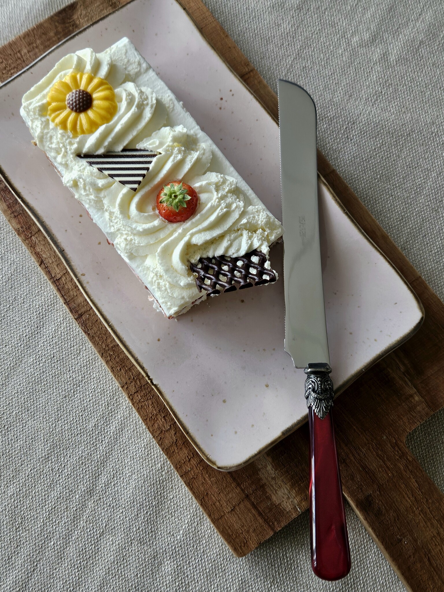 Couteau pain / Couteau à tarte, avec un manche Rouge (éclat nacré)