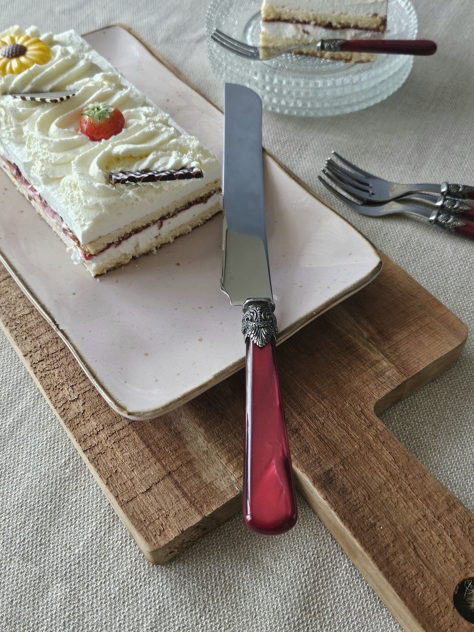 Cake Knife / Breadknife, with Red handle (mother-of-pearl sheen)