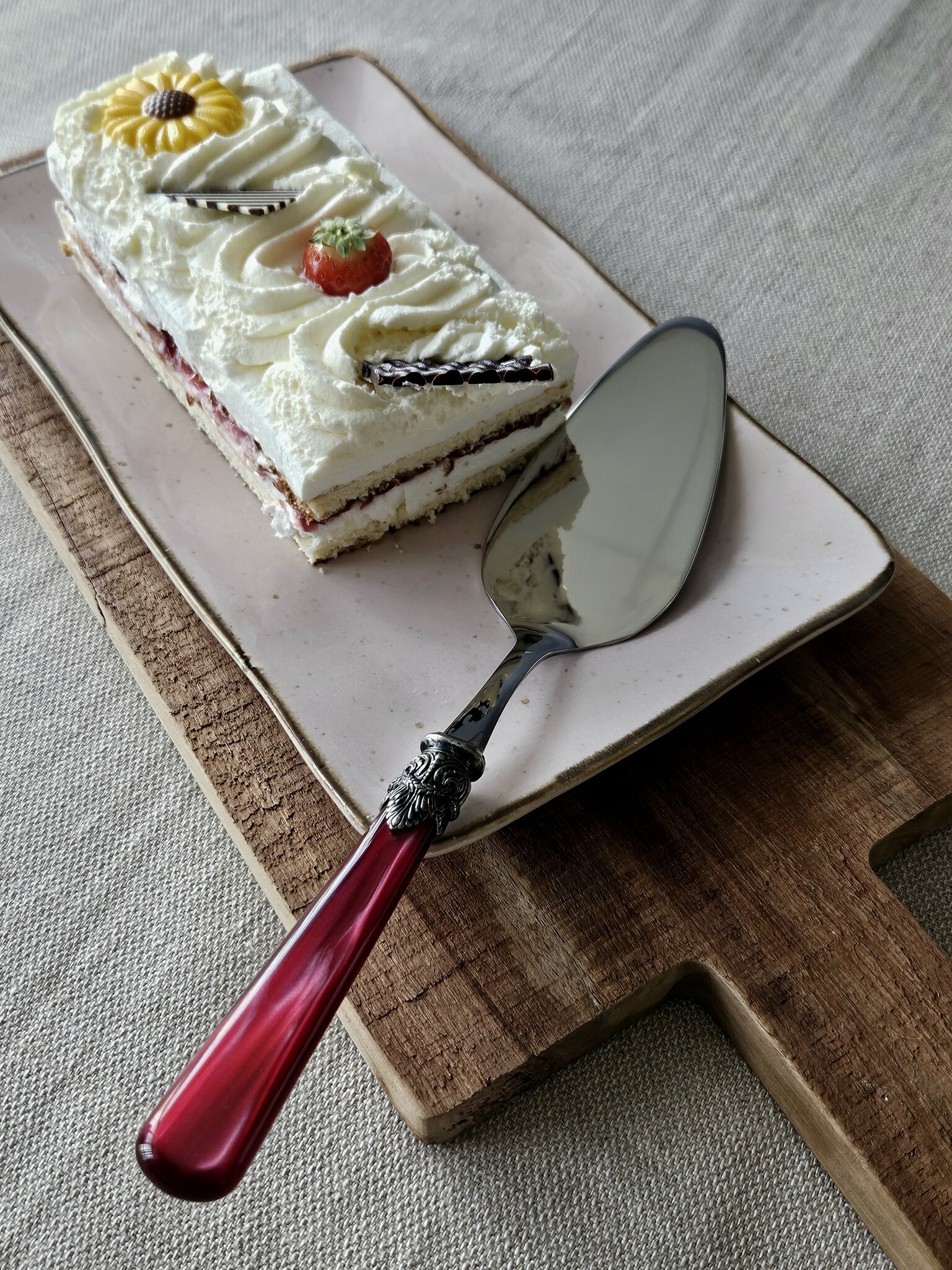Cake server, Red (mother-of-pearl)