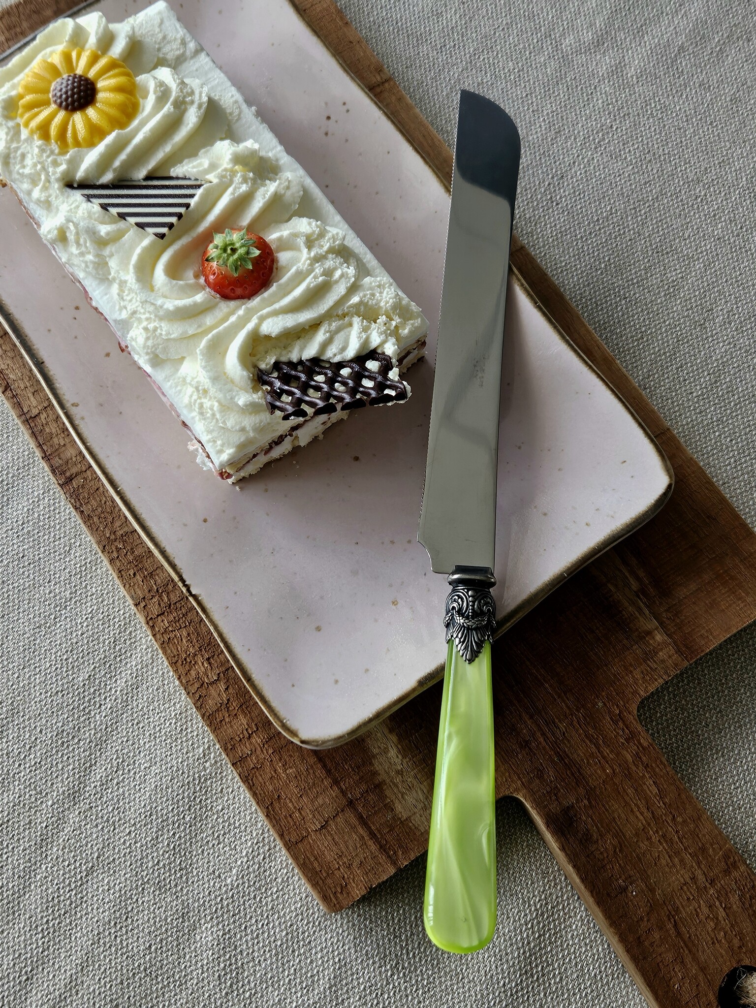 Couteau pain / Couteau à tarte, avec un manche vert (nacré)