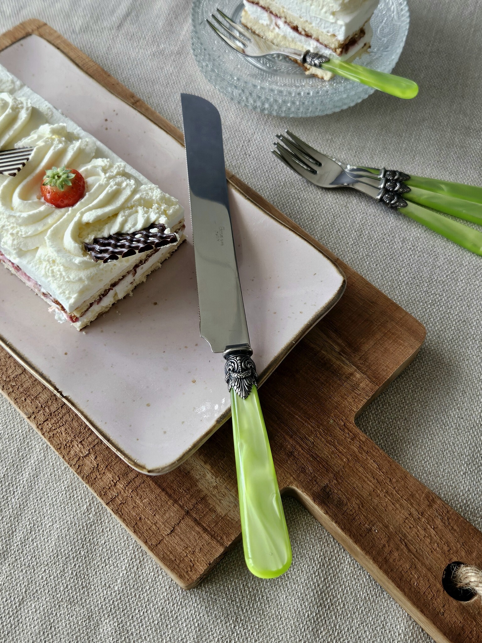 Tortenmesser / Brotmesser, mit hellgrünem Griff (perlmuttglanz)