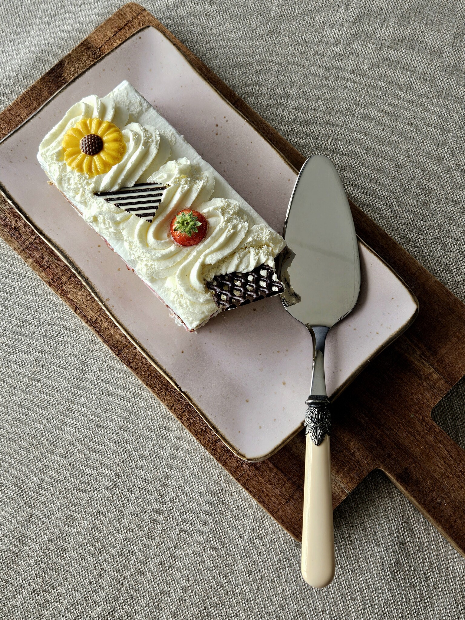 Cake server, Ivory (matte)