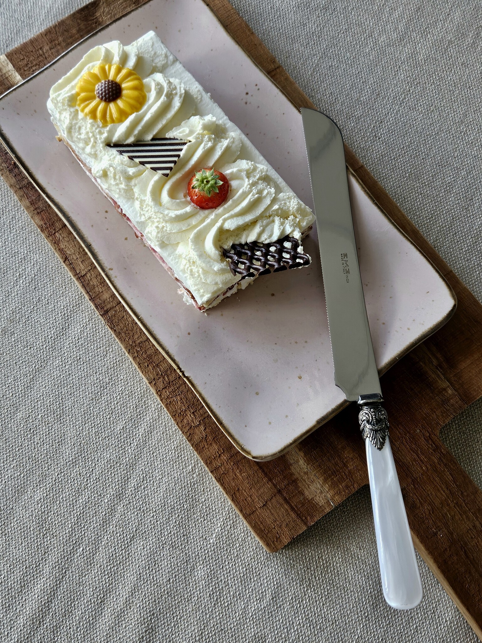 Cake Knife / Breadknife, with White handle (mother-of-pearl sheen)